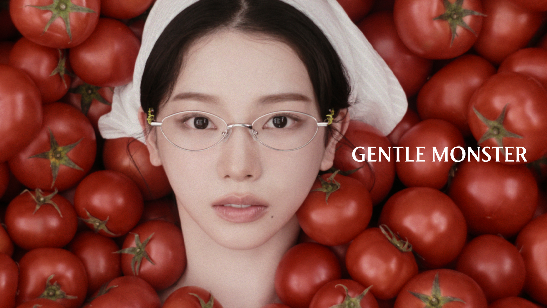 Karina演繹2026 Veggie系列視覺影片，被滿滿的蕃茄包圍。（GENTLE MONSTER提供）