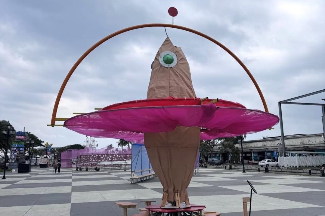 律師林智群今po出花蓮縣「2026太平洋燈會」的主燈照片，直呼「真的是廢到笑」。（翻攝自林智群律師臉書）