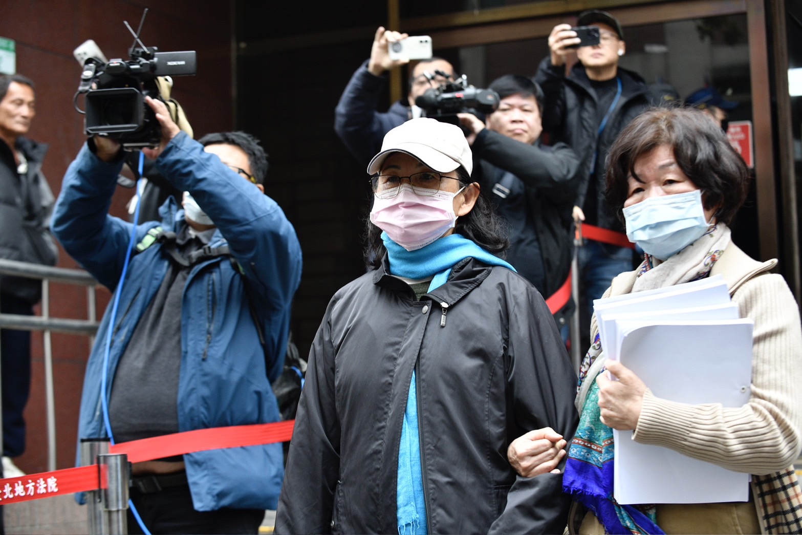 彭振聲在律師及家屬協同下繳交500萬元保釋金,其妻子在外迎接。