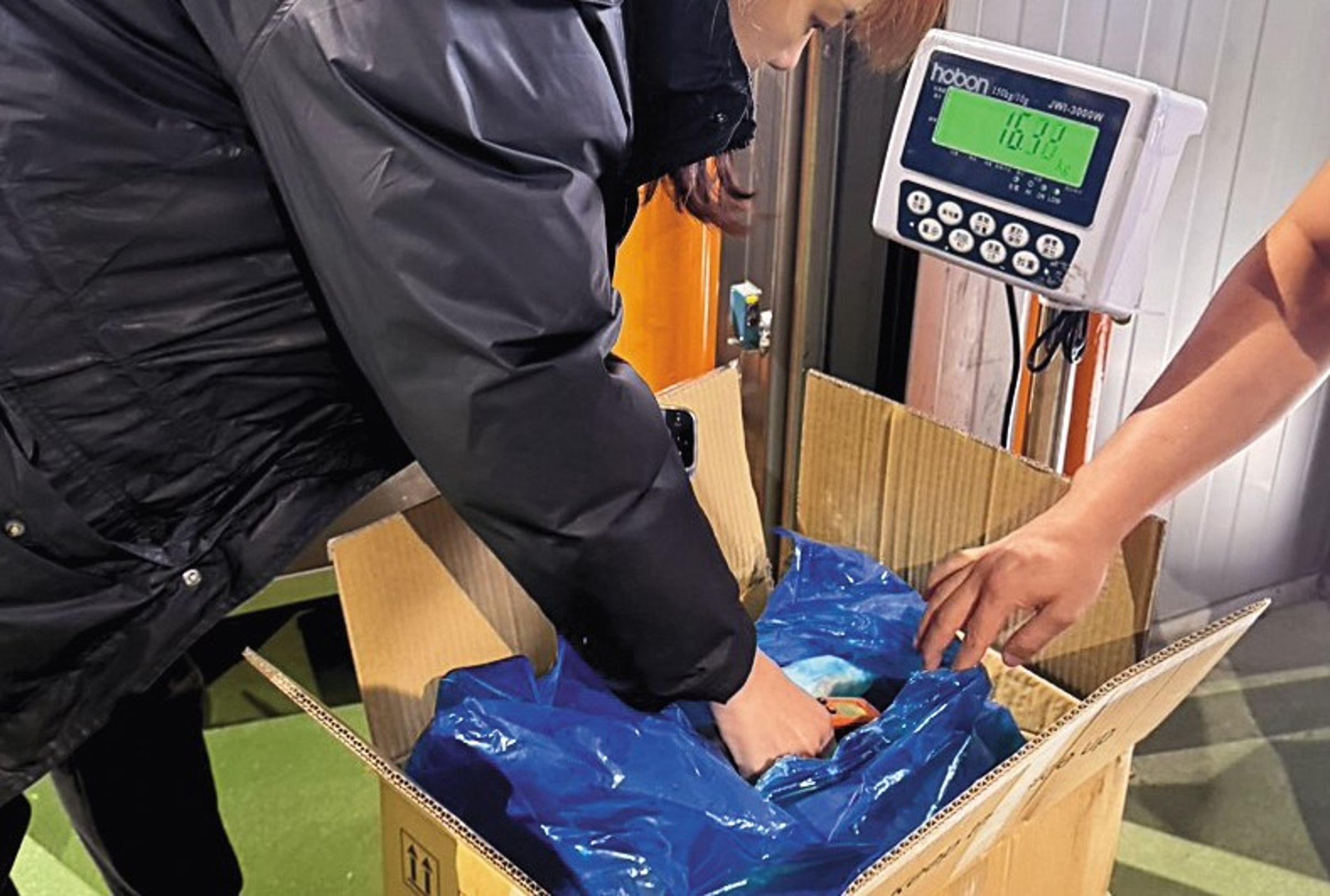 2℃~5℃的預冷室開箱驗貨。(饗賓集團提供)