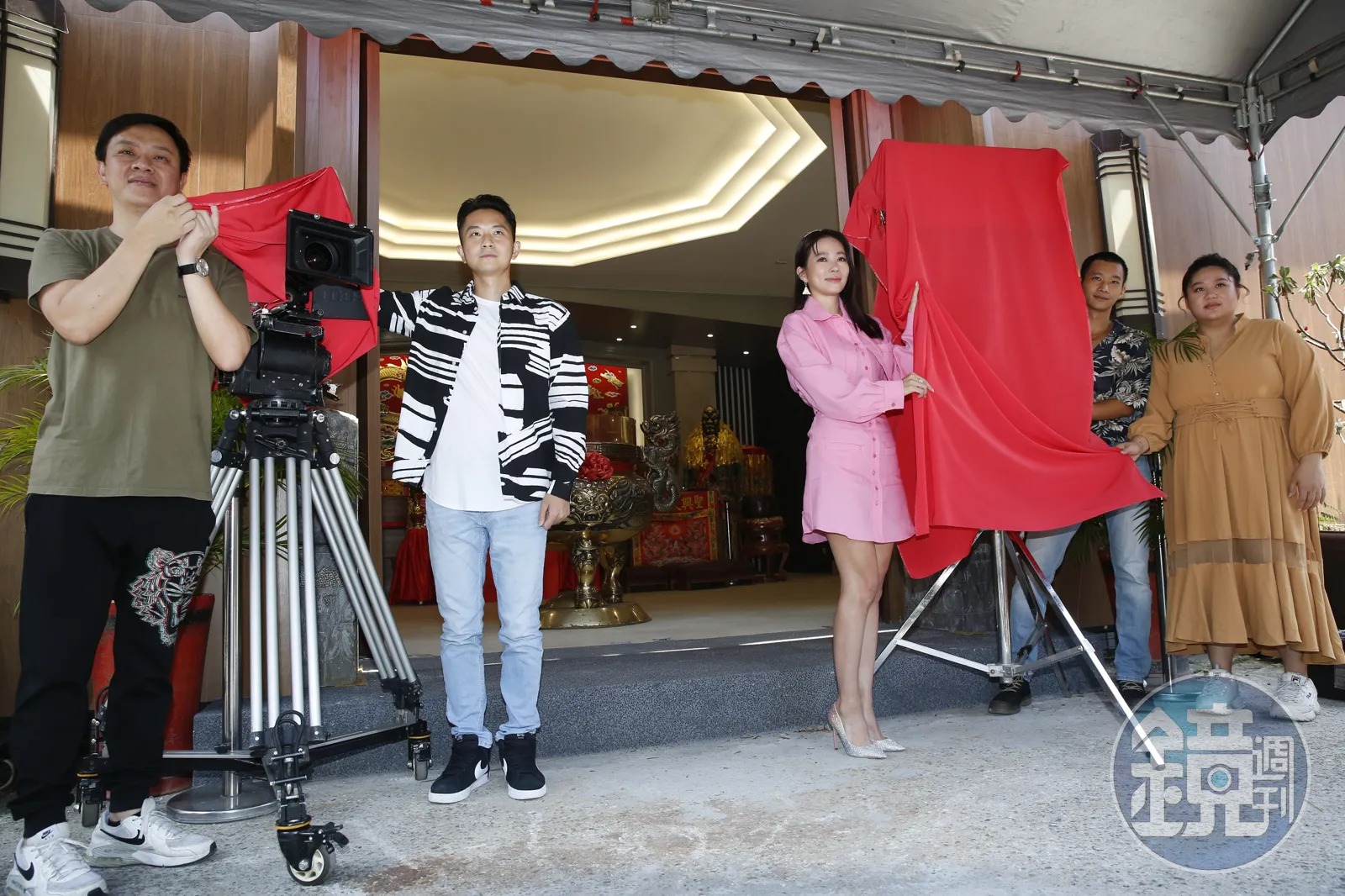 電影《鳳姐》導演邱新達（左二）名下公司現址發生火災，受災戶認為他亦須負責，律師則表示與他無涉。（馬棋朵數位影像提供）