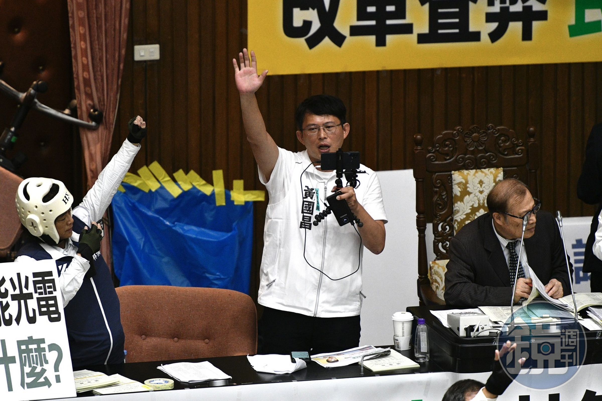 藍白合作推動國會改革修法三讀過關,民眾黨立院總召黃國昌成為眾矢之的。