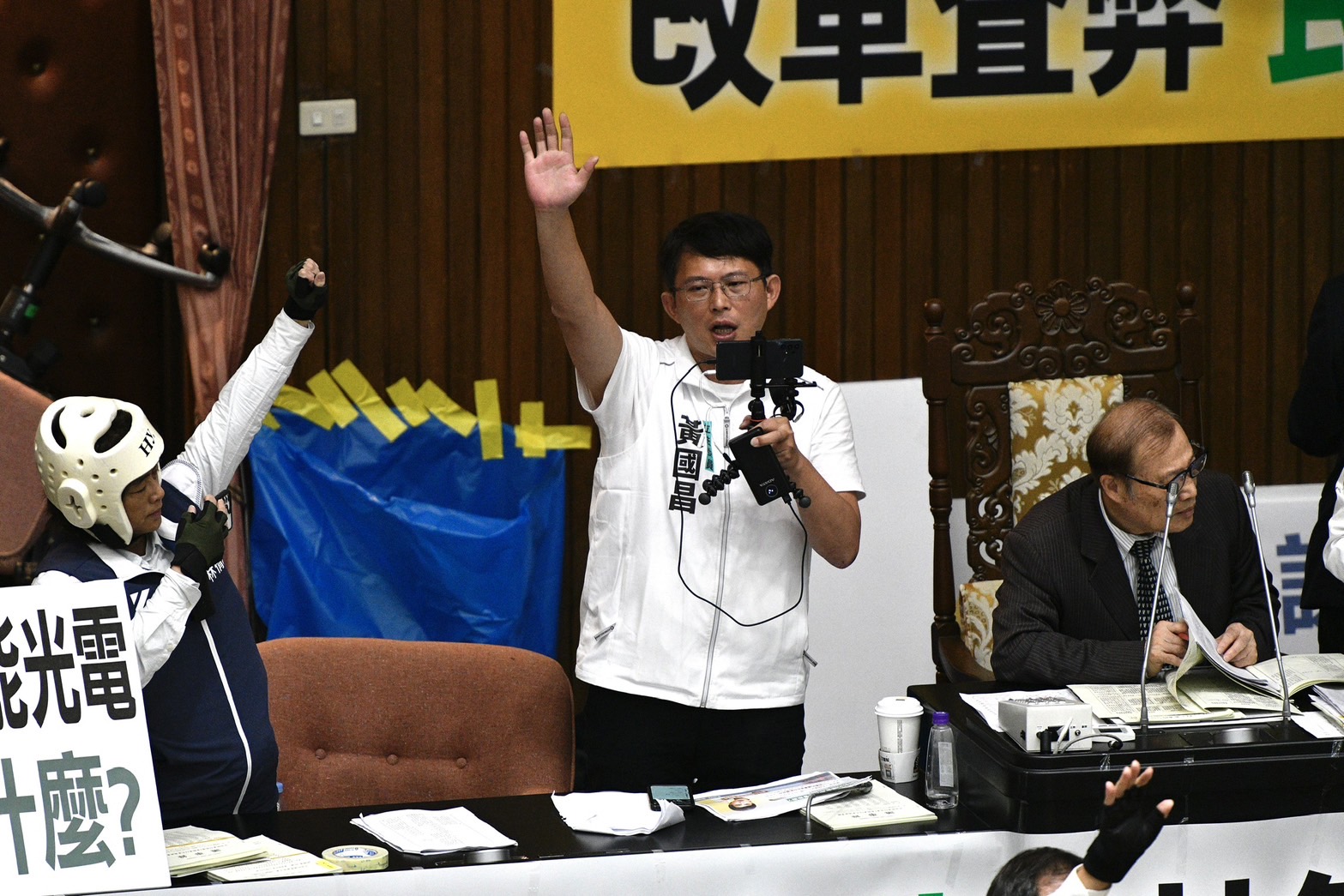 藍白合作推動國會改革修法三讀過關，民眾黨立院總召黃國昌成為眾矢之的。