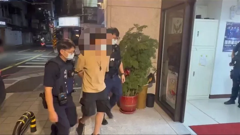 一名男子因不滿被誤會，深夜暴怒持鎮暴槍對空鳴槍，嚇壞整排住戶，警方火速壓制逮捕。（翻攝畫面）