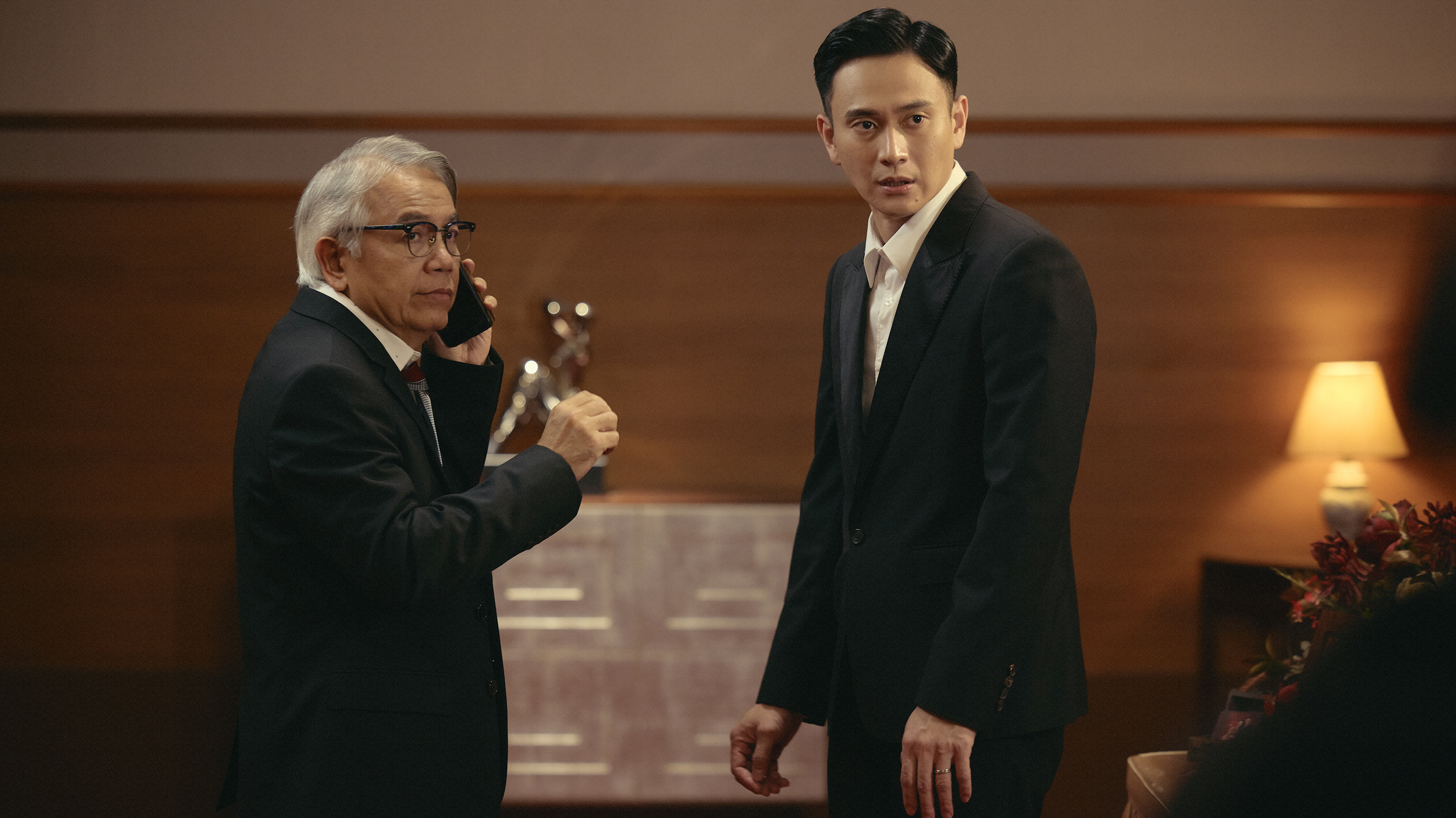 資深港星「三師兄」田啟文首度來台拍片，飾演劉冠廷迷信的岳父，傳統的港式喜劇風格與台灣演員擦出火花。（水花電影提供）