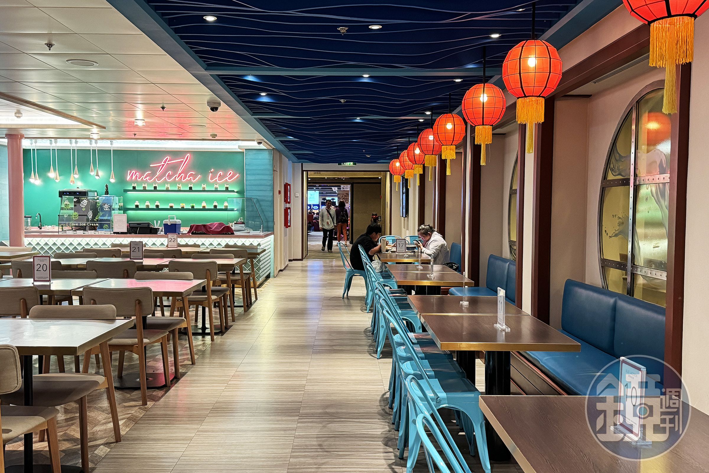 24小時營業的「藍湖美食」,提供各式各樣的中式與南洋風味。