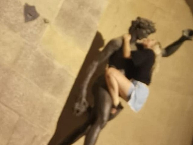 她看到酒神裸體雕像淫了！褻玩「大鵰」硬上愛愛，激怒義大利人。（翻自《每日郵報》）