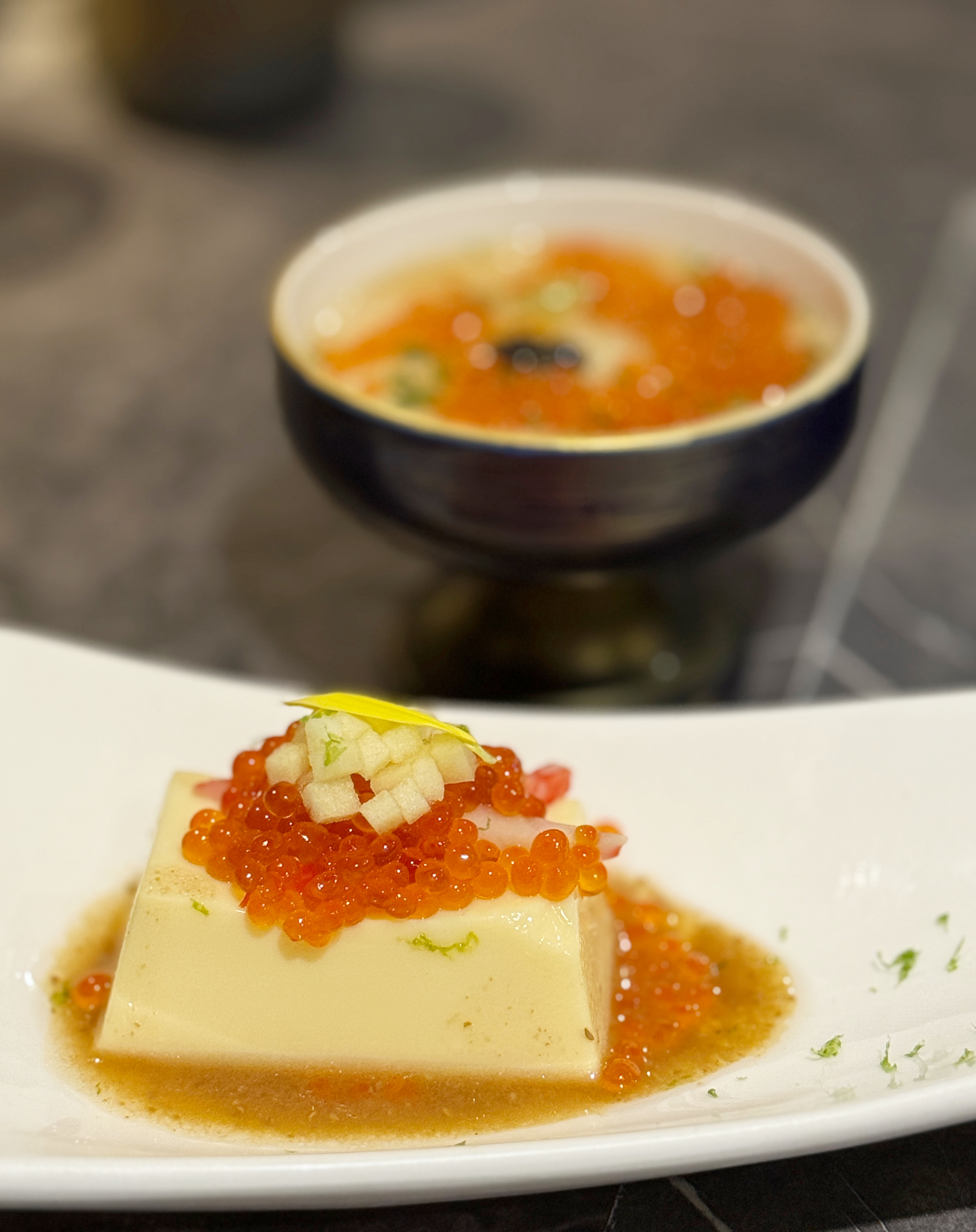 前菜「蟹肉鮭魚卵豆腐」（前）與「松露山藥海膽」（後）兩道都很清爽開胃。