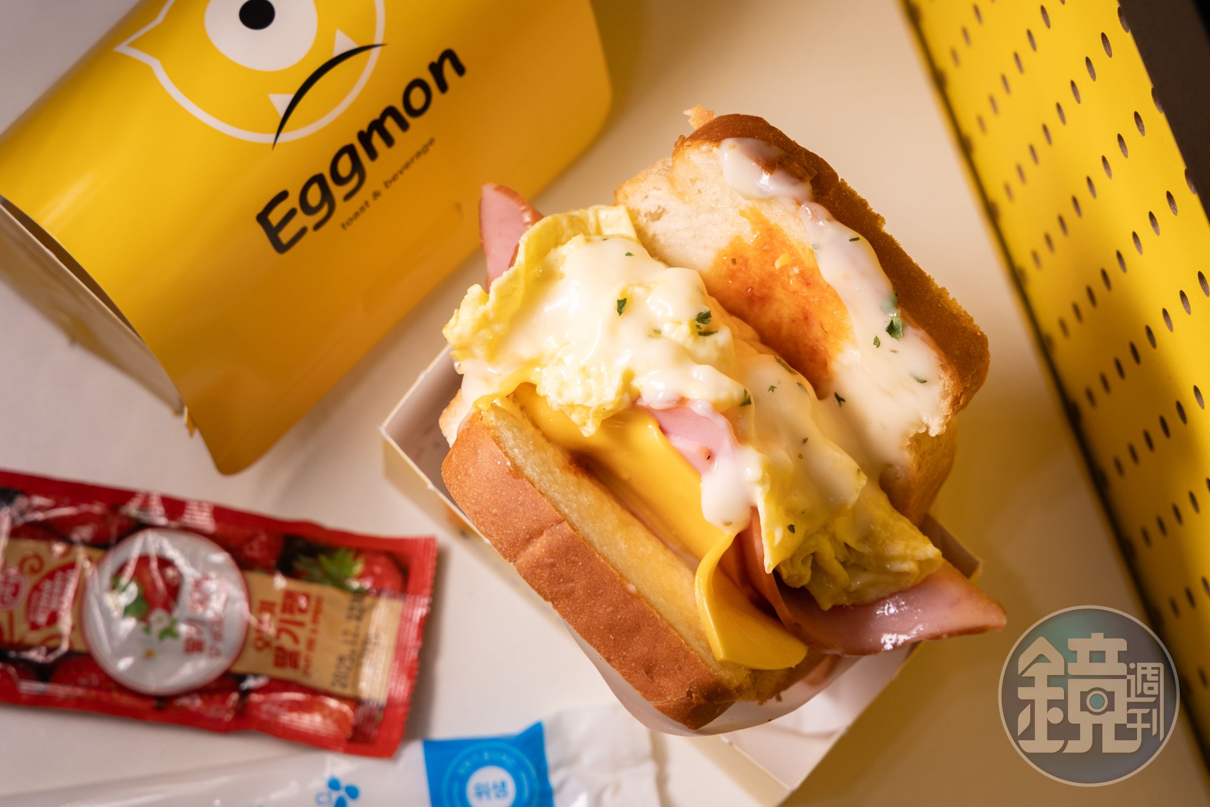 Egg Mon的「Ham&Cheese mon」現點現做，厚實鬆軟的歐姆蛋搭配美乃滋與起司，口感豐富美味，上飛機前能打包帶著走。（6,500韓元／份，約NT$141）