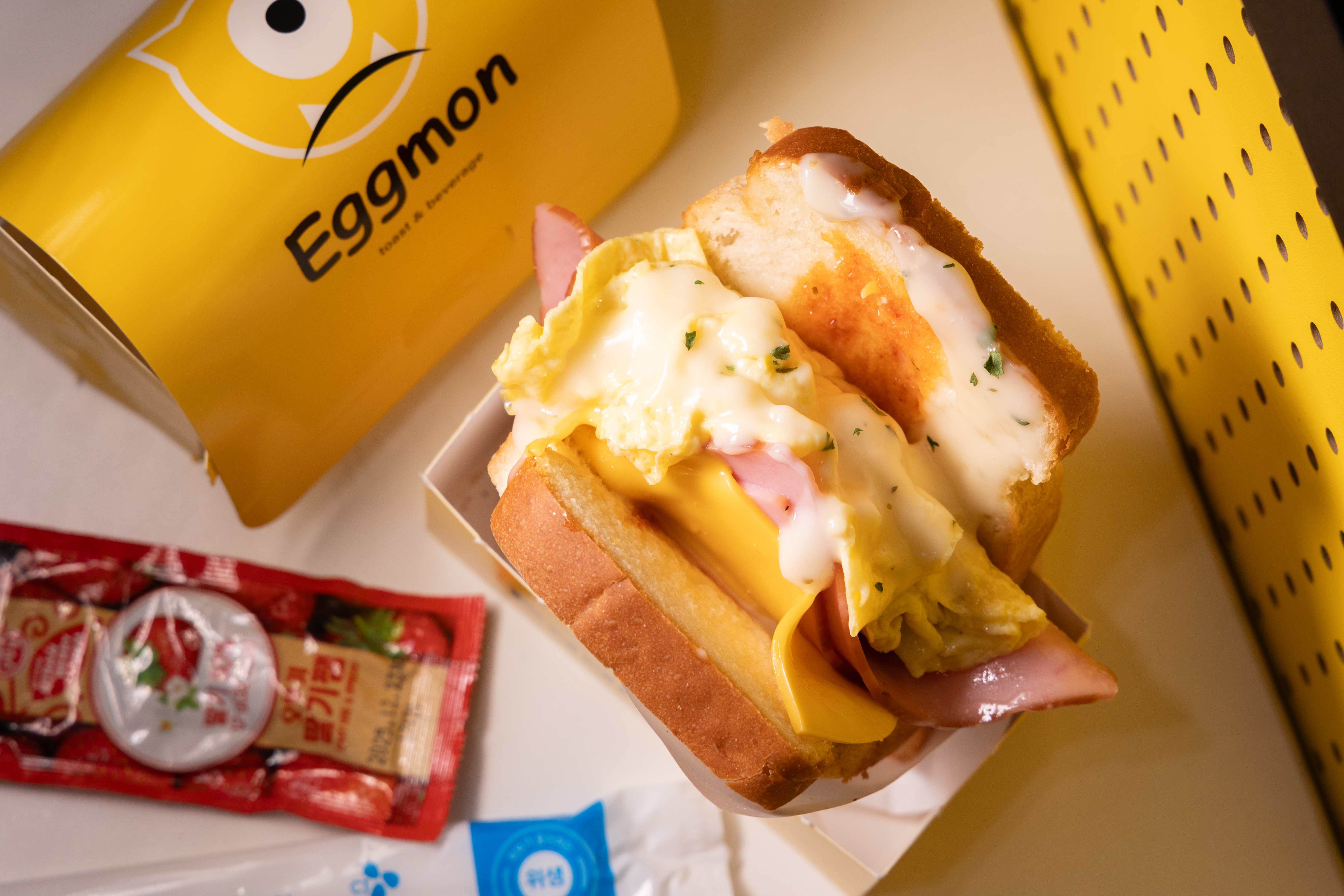 Egg Mon的「Ham&Cheese mon」現點現做，厚實鬆軟的歐姆蛋搭配美乃滋與起司，口感豐富美味，上飛機前能打包帶著走。（6,500韓元／份，約NT$141）