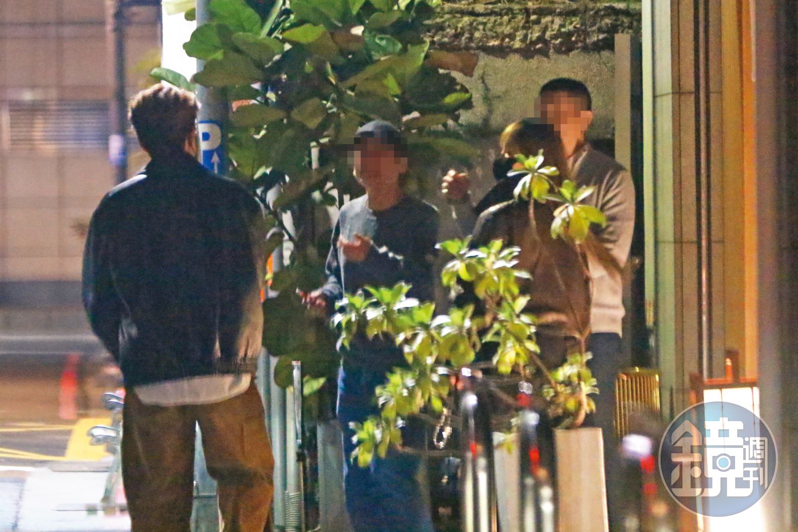 19：59 下車後的王心凌、吳克群，在餐廳門口跟友人寒暄閒聊一下