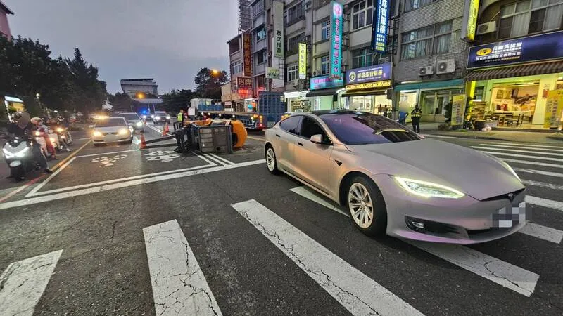 飛來橫禍！屏東聯結車沒綁牢「噴出堆高機」　特斯拉女駕駛幸運逃死劫