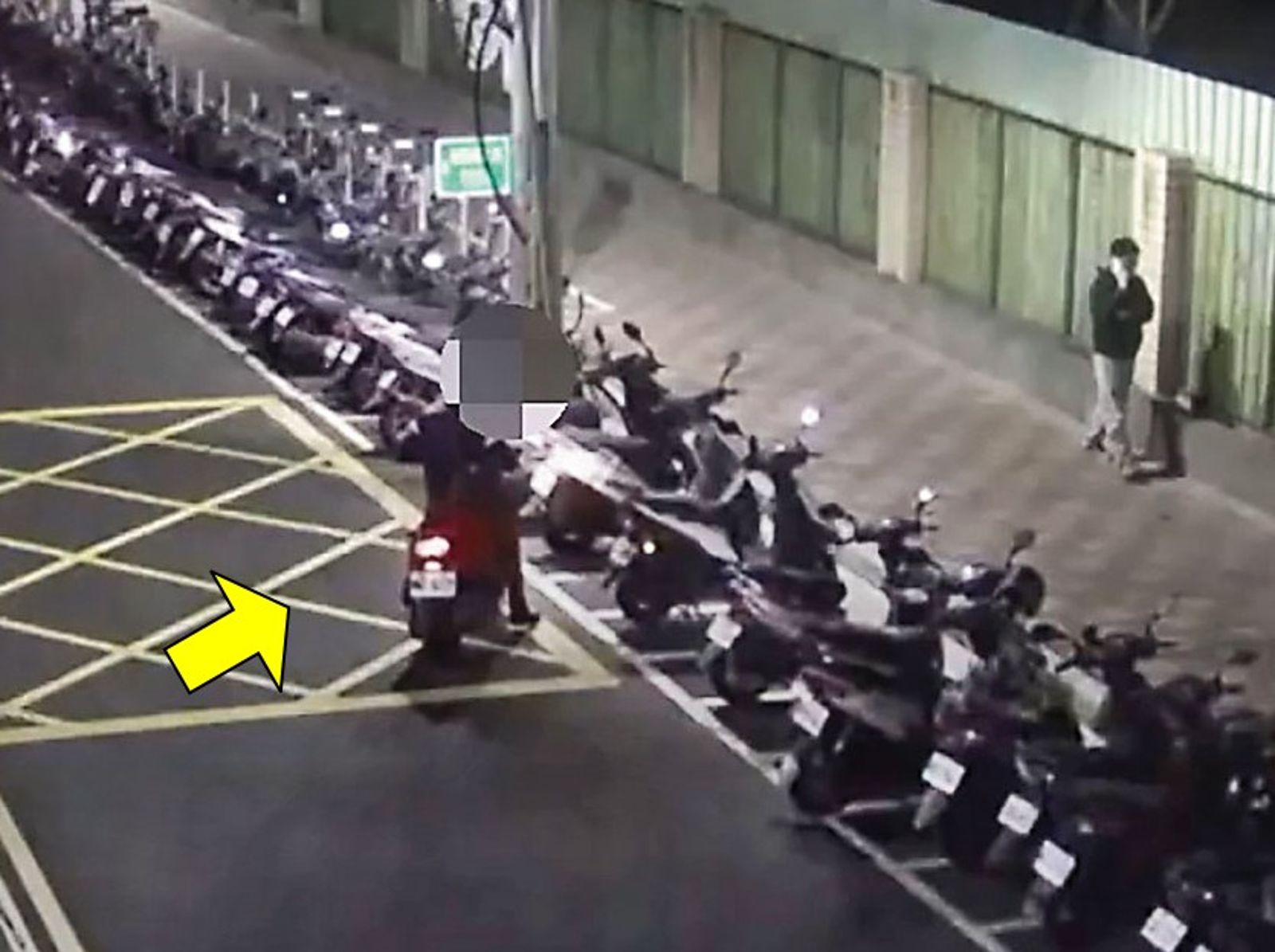 廖聰賢（箭頭處）把機車棄置在新北三重，隨後搭計程車往新北新莊逃逸。（警方提供）