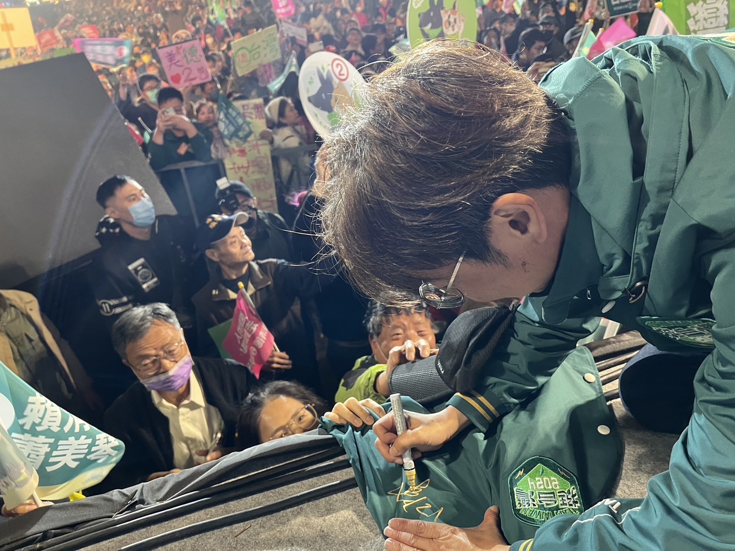 民進黨籍立委候選人江肇國連續為支持者簽名超過1小時。（江肇國服務處提供）