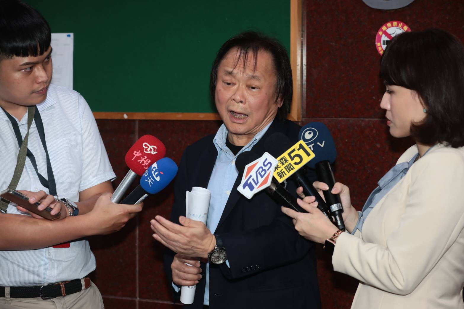 對於柯文哲哽咽談陳佩琪跪著擦地板，王世堅今日表示，相信絕大多數的家庭都一樣，夫妻感情深厚的話，太太也不會計較要跪著打掃地板。（鏡報林煒凱）