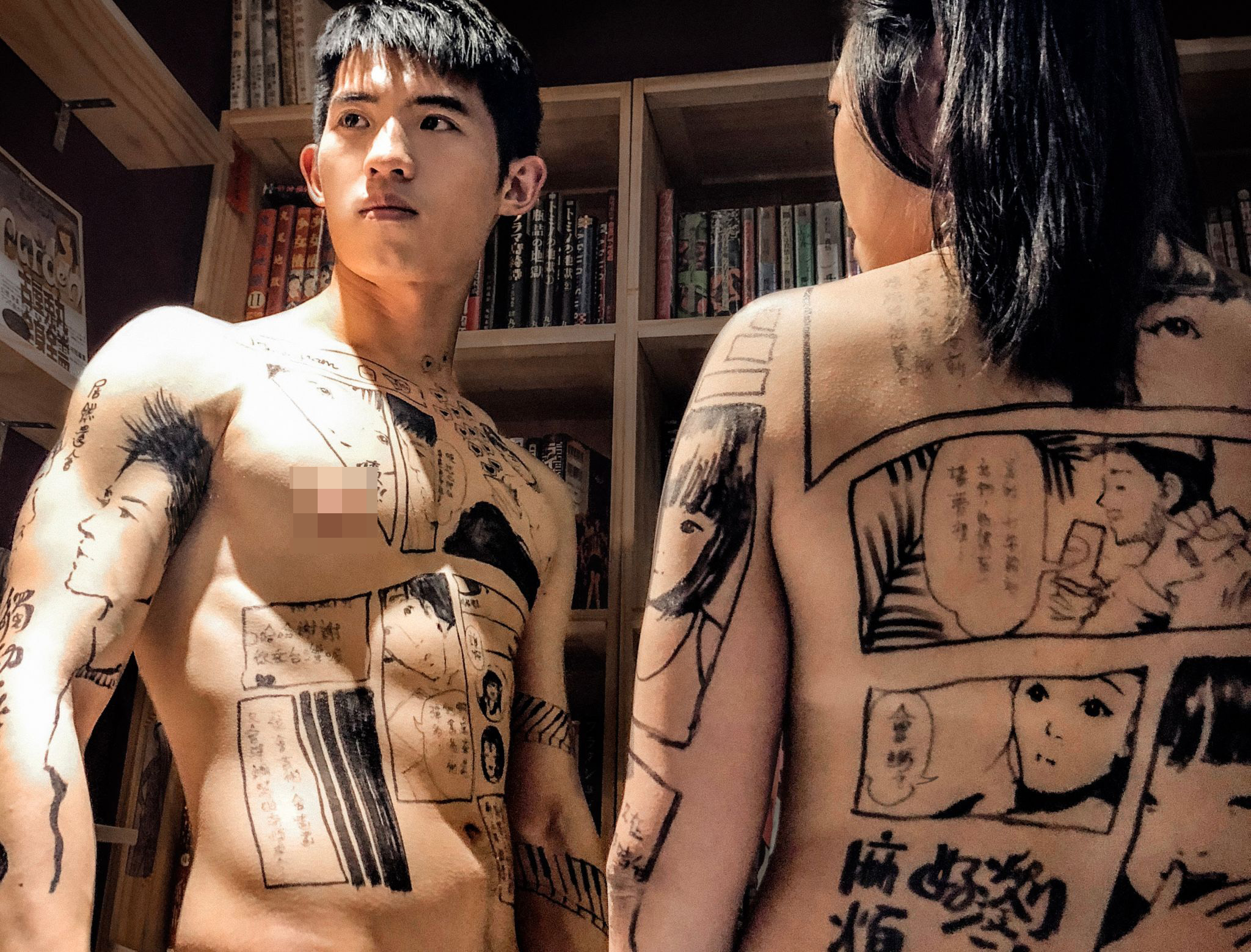 盧卡斯2018年自北藝大美術所畢業,畢業展「漫談人身」將每位模特兒自述的戀愛或個人故事,以人體為畫布繪製成漫畫。(盧卡斯提供)