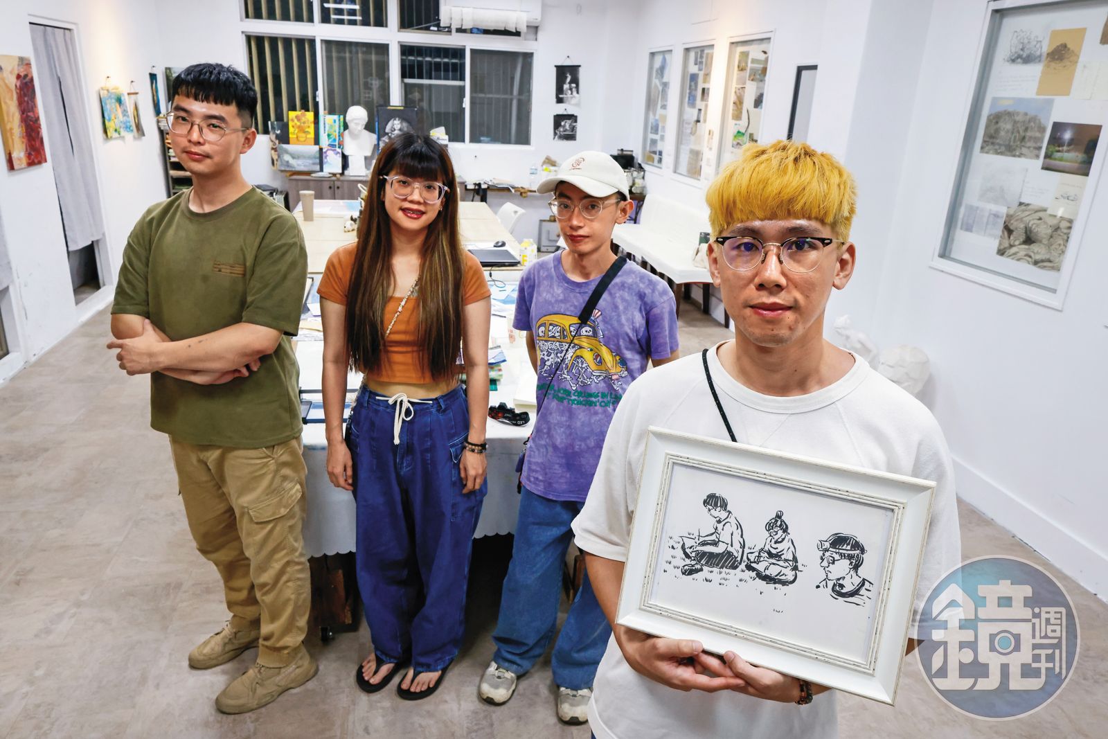 徐立軒在寫生團第一次出團時，臨時改變視角畫下同伴們，這天畫家和畫中成員在畫室相聚，距離寫生的當下已近1年過去