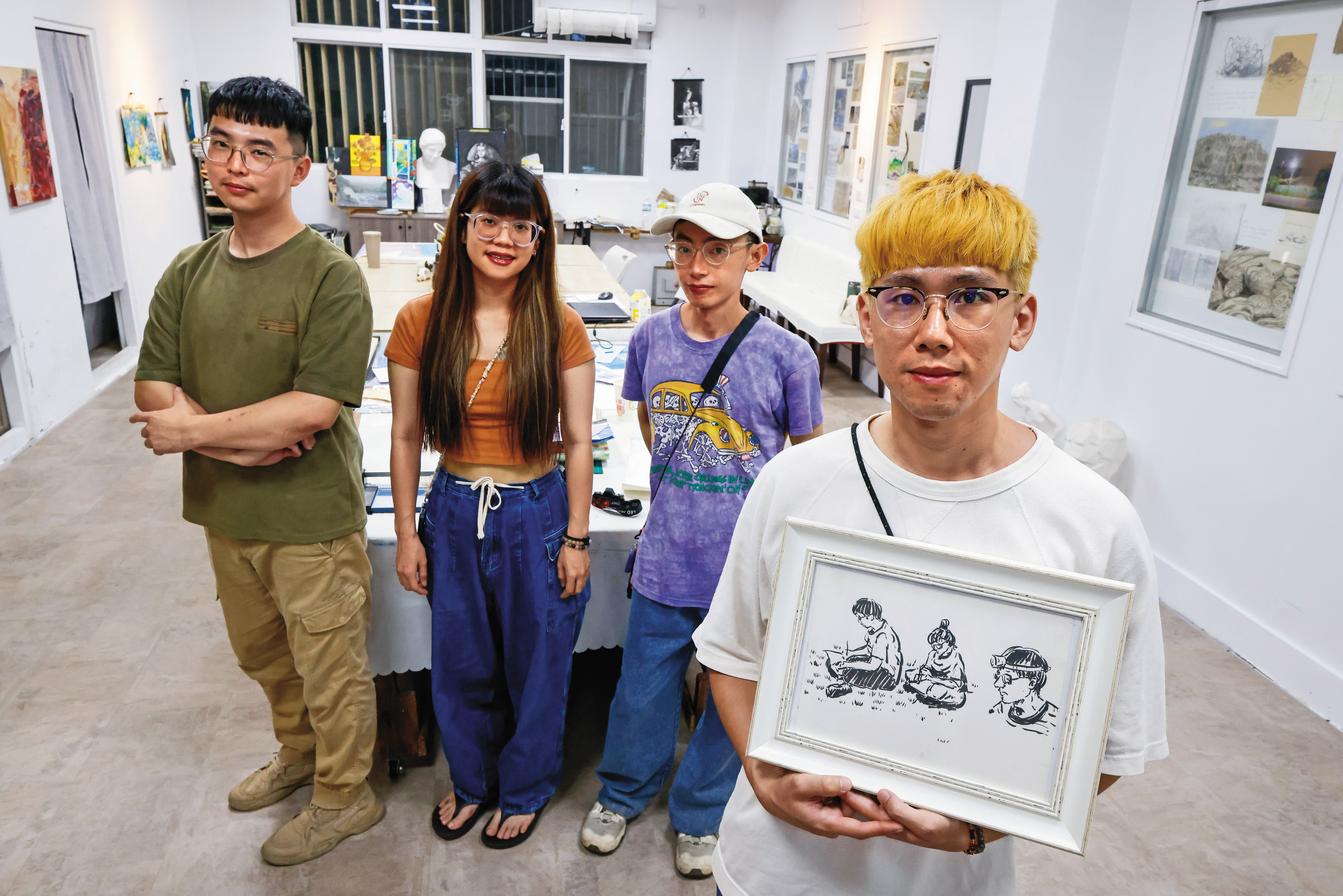  徐立軒在寫生團第一次出團時，臨時改變視角畫下同伴們，這天畫家和畫中成員在畫室相聚，距離寫生的當下已近1年過去。