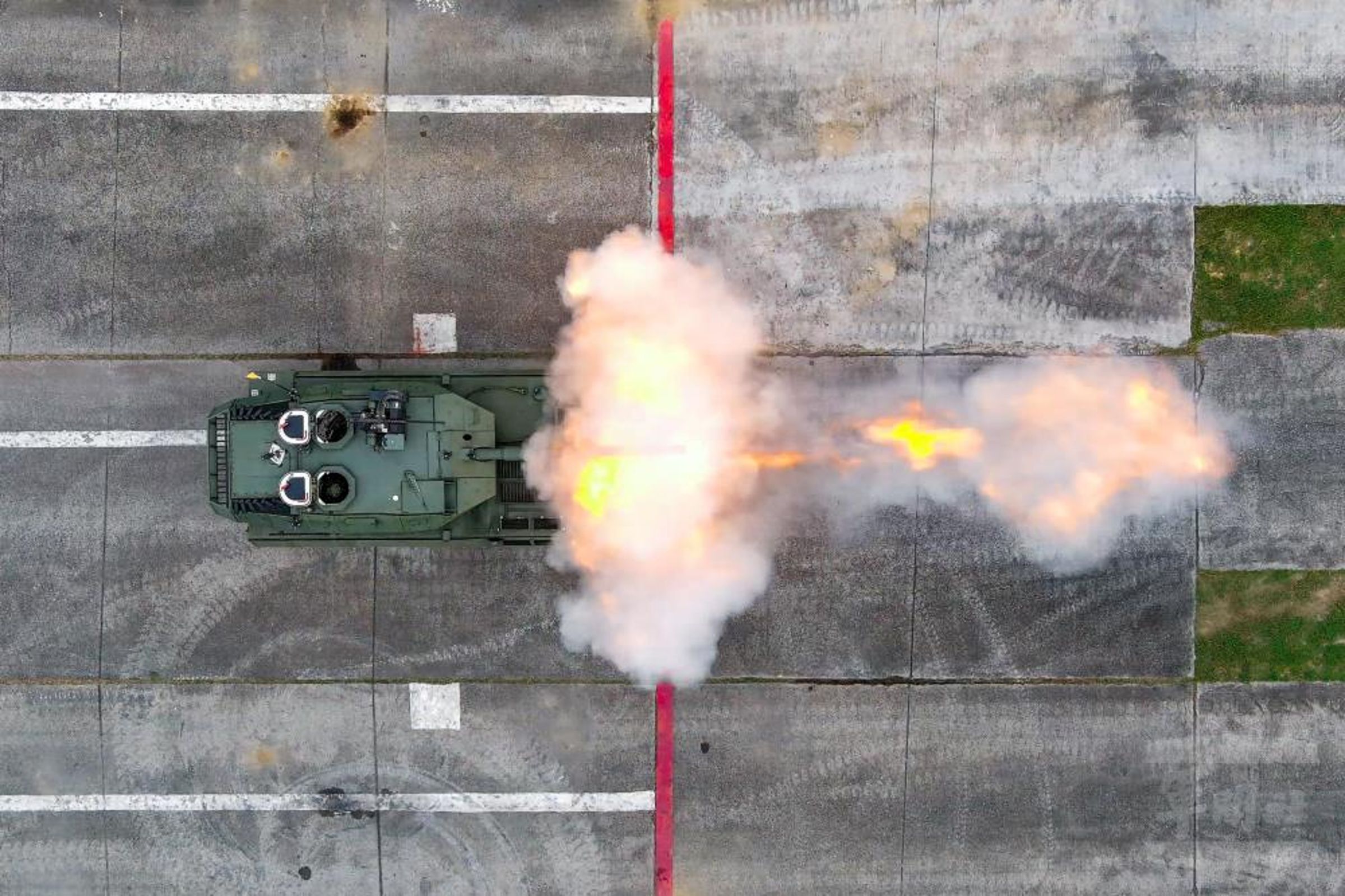 國造105公厘輪型戰車獵豹今日進行公開試射。（軍聞社提供）