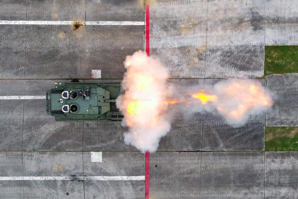 國造105公厘輪型戰車獵豹今日進行公開試射。（軍聞社提供）