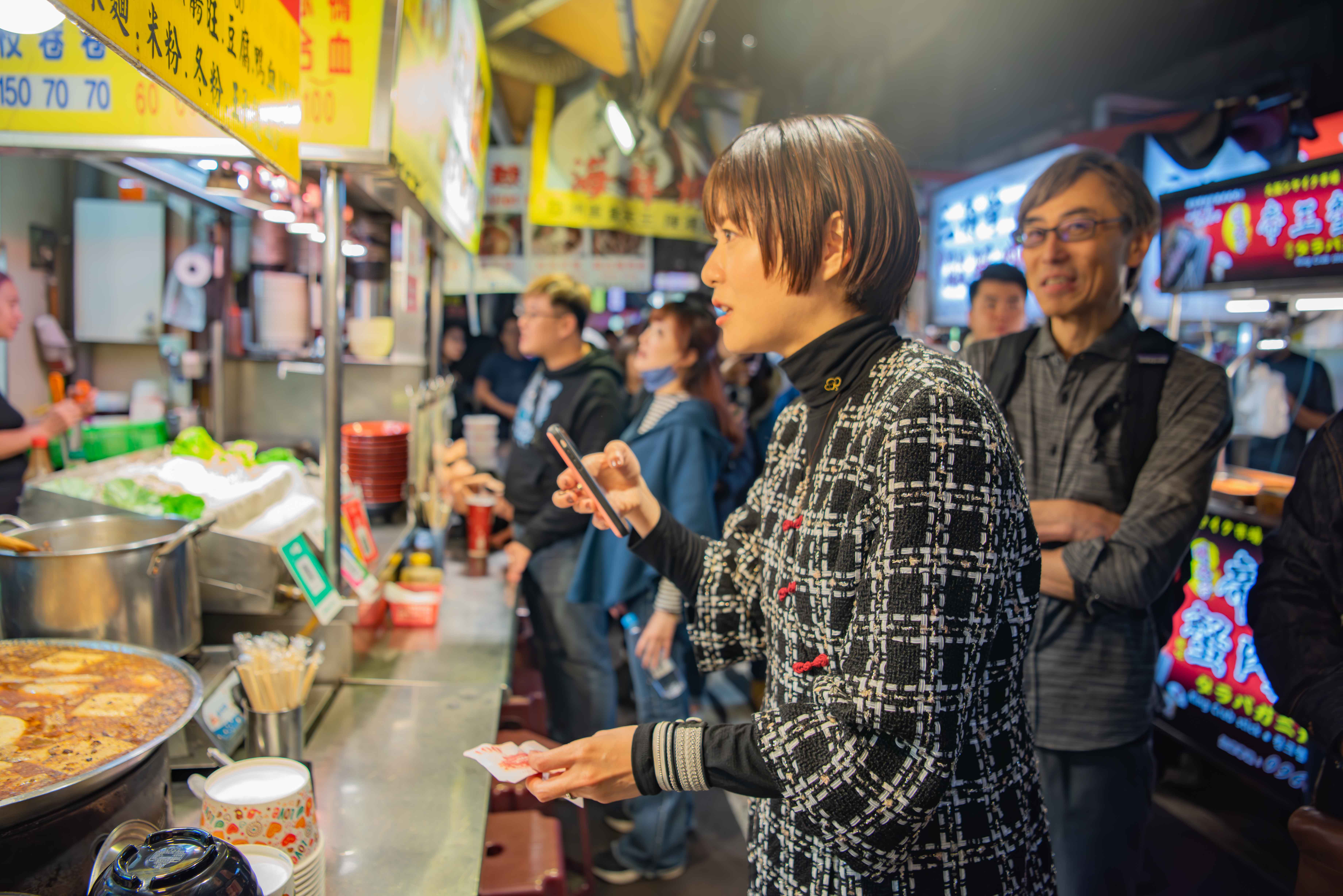 上野樹里與導演熊澤尚人（右）逛饒河夜市，大啖麻辣臭豆腐，上野樹里受訪時開心炫耀自己嗑完一碗。（天馬行空提供）