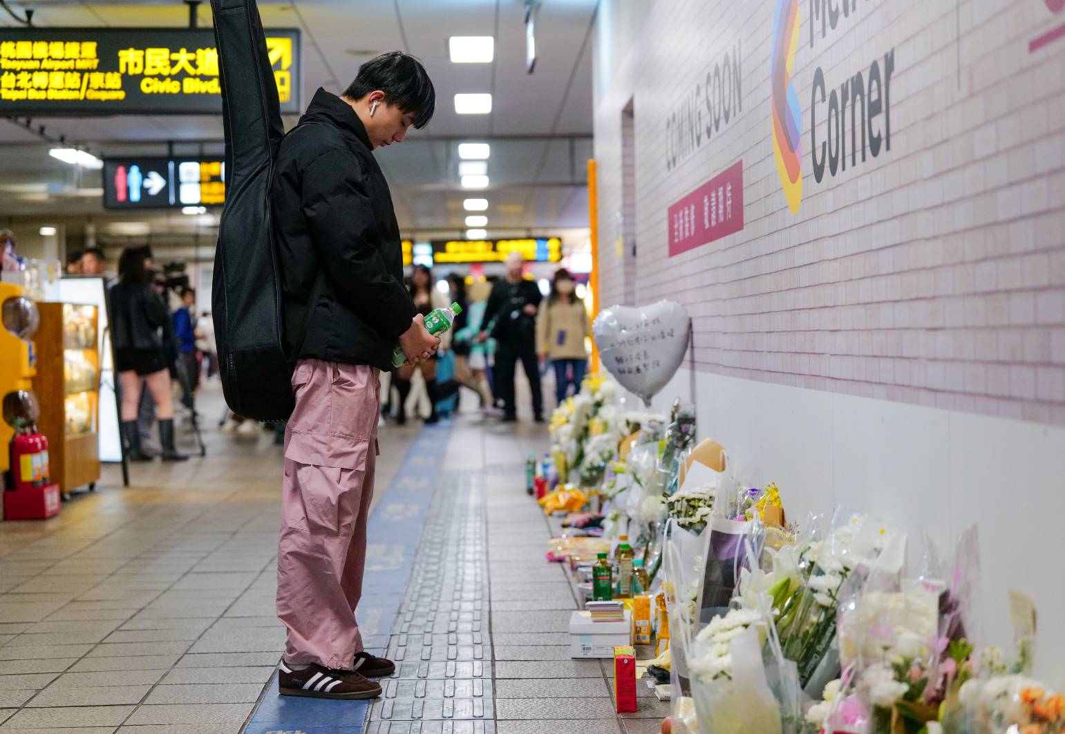 民眾低頭悼念英雄余家昶。