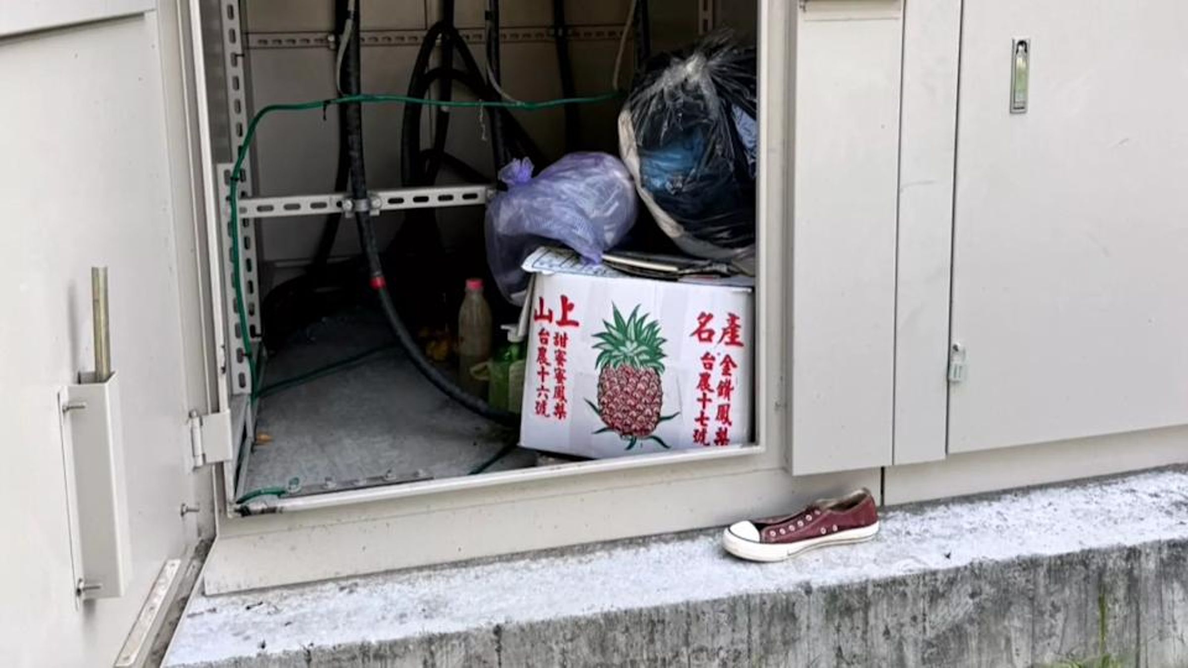 一名街友疑將高壓變電箱當作私人置物櫃,堆放雜物導致變電箱短路爆炸。(翻攝畫面)