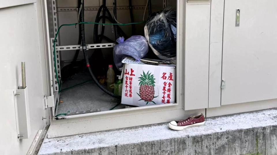 一名街友疑將高壓變電箱當作私人置物櫃，堆放雜物導致變電箱短路爆炸。（翻攝畫面）