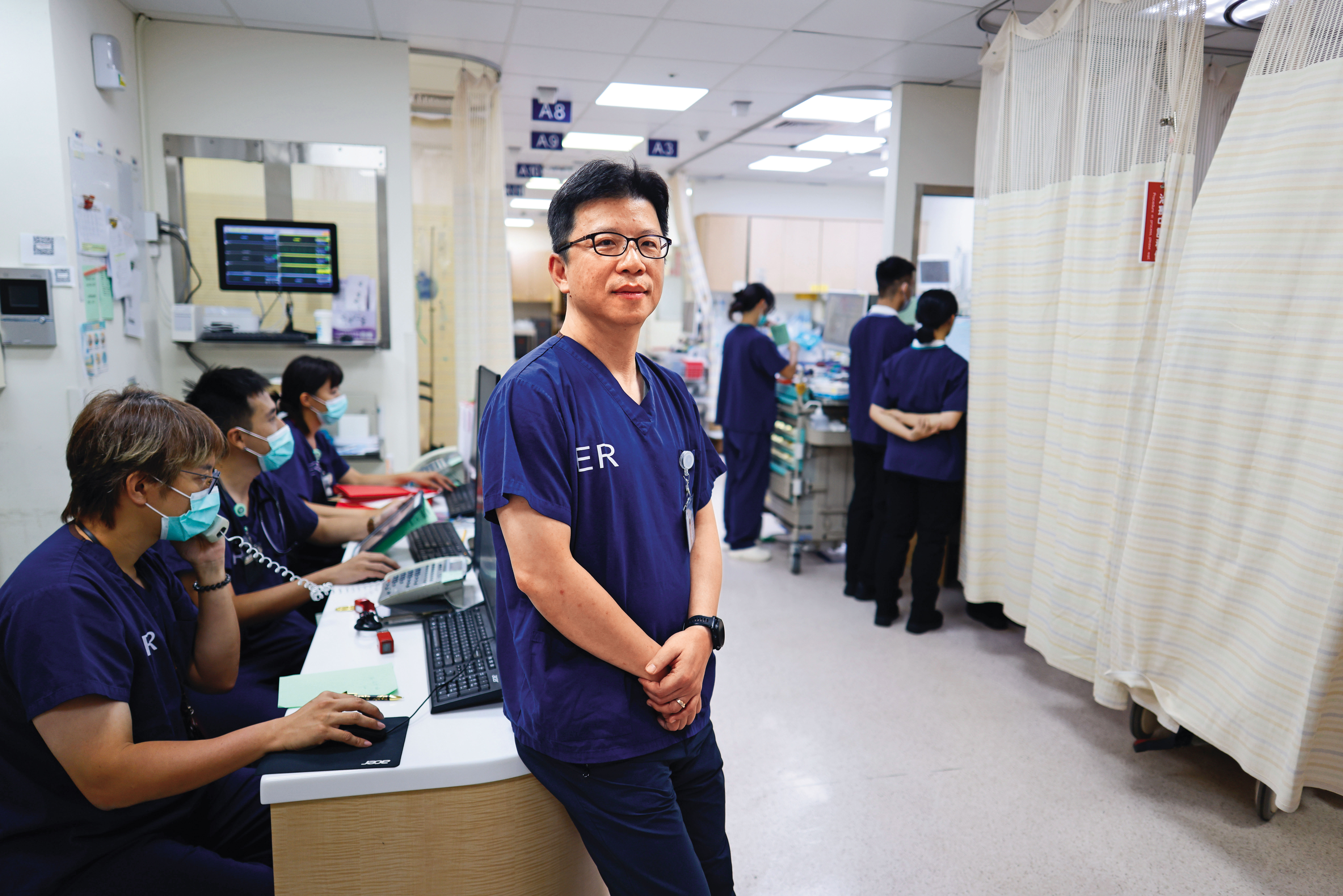 侯甚光（中）說，「待床」是這兩年急診壅塞主因，也是急診科醫師的最大壓力來源。