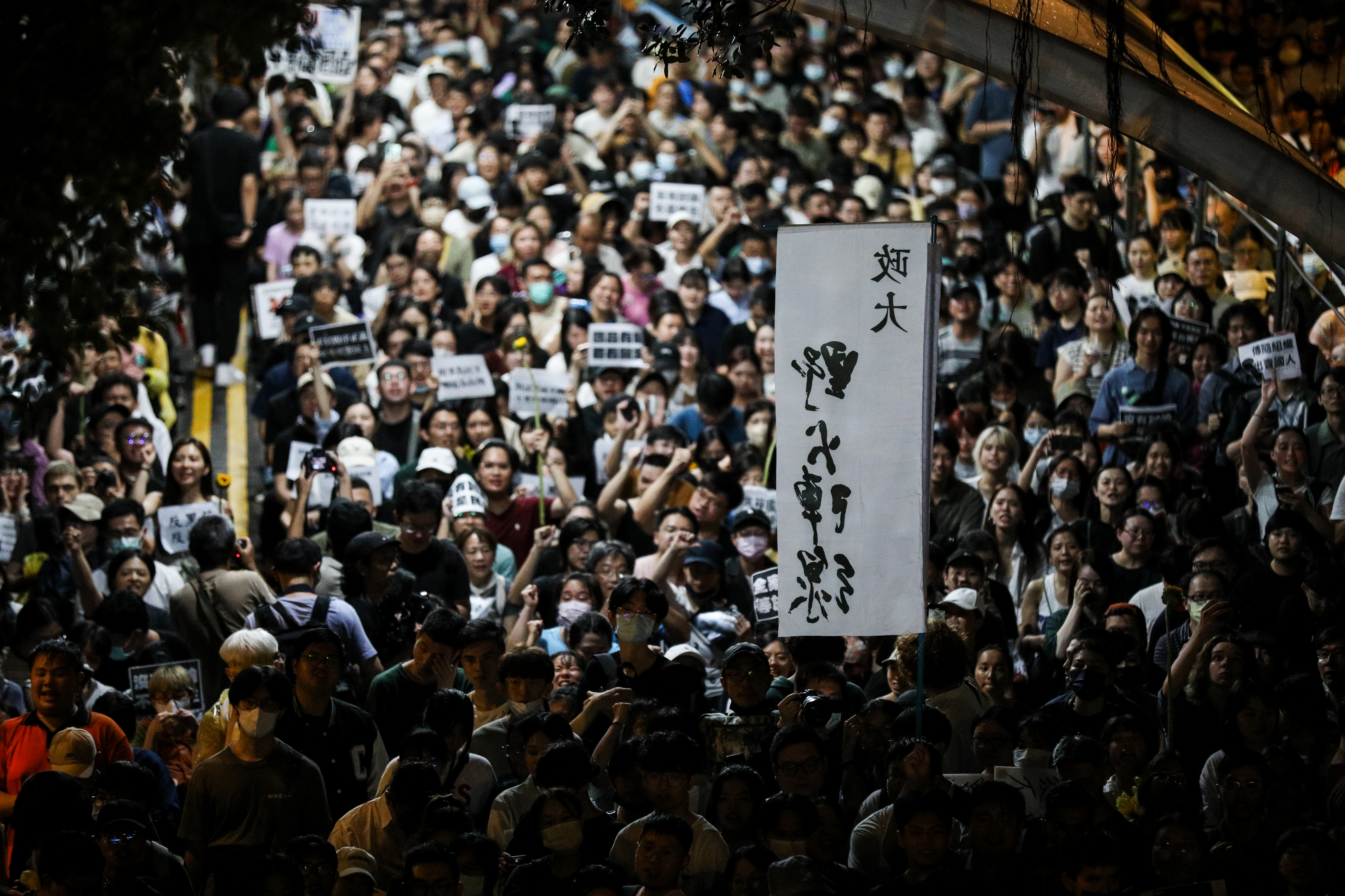 場外也聚集許多剛下課的學生，深夜越多年輕人走上街頭熱血聲援。