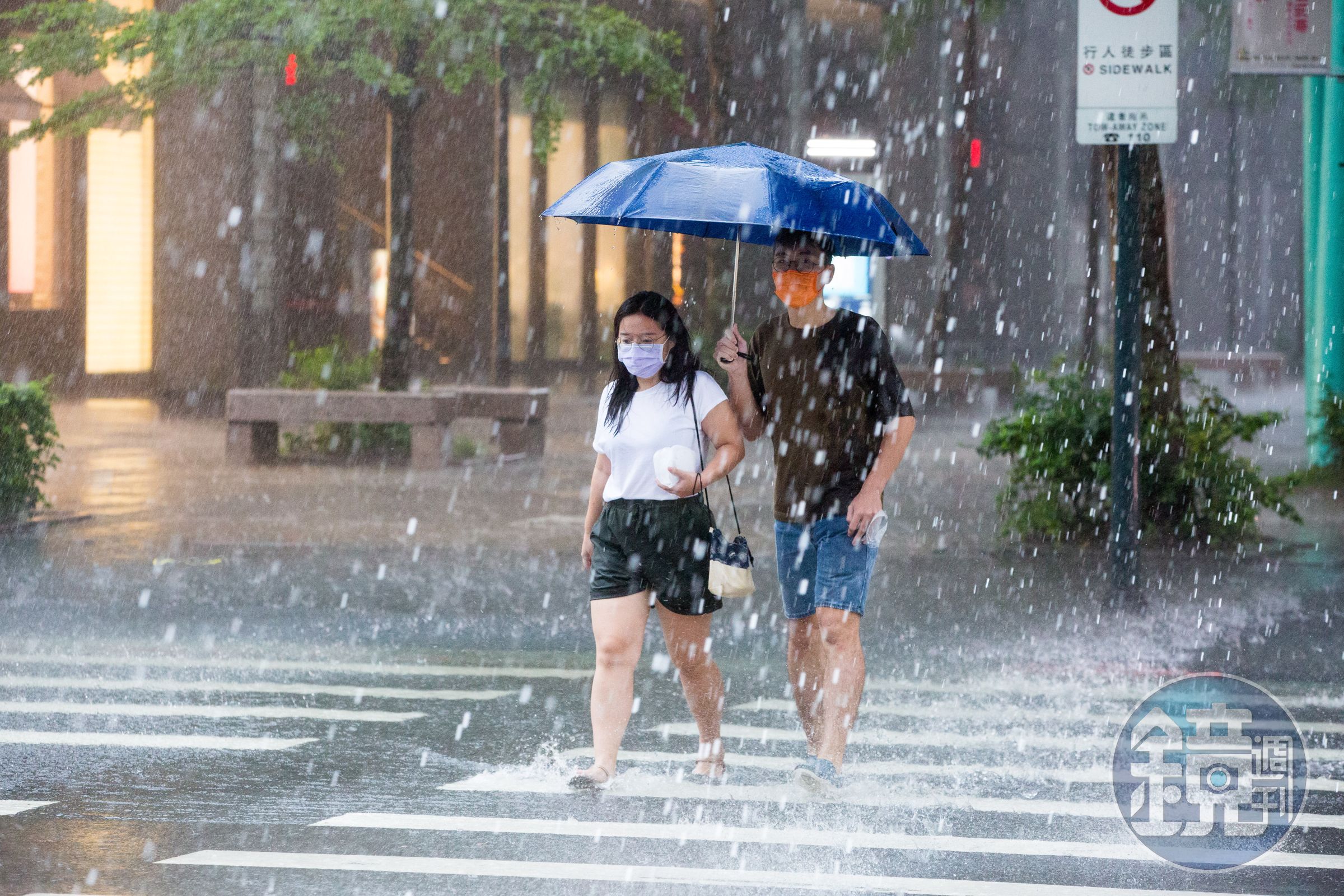 今日鋒面逐漸接近加上西南風增強、水氣偏多，西半部地區與離島不定時有短暫陣雨甚至雷雨出現，午後雷陣雨恐有較大雨勢。（本刊資料照）