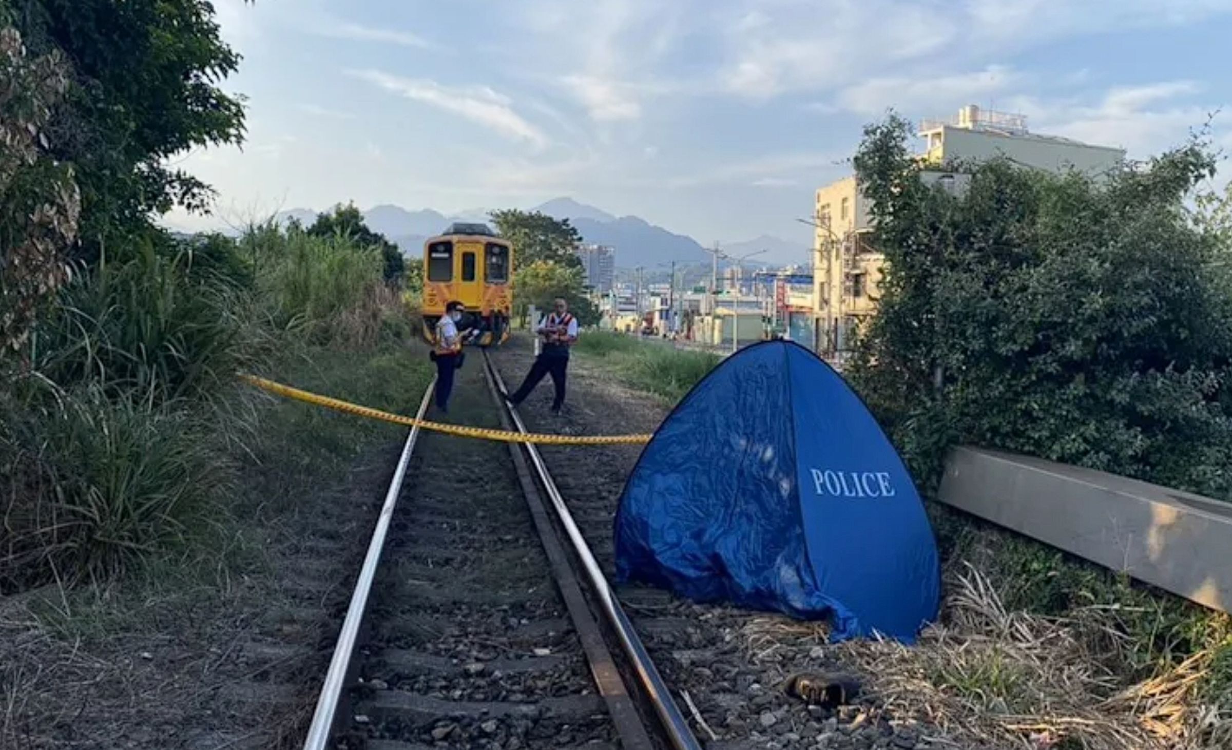 一名男子離奇倒臥內灣線軌道旁明顯死亡，警方查出其家屬昨晚才通報失蹤。（翻攝畫面）