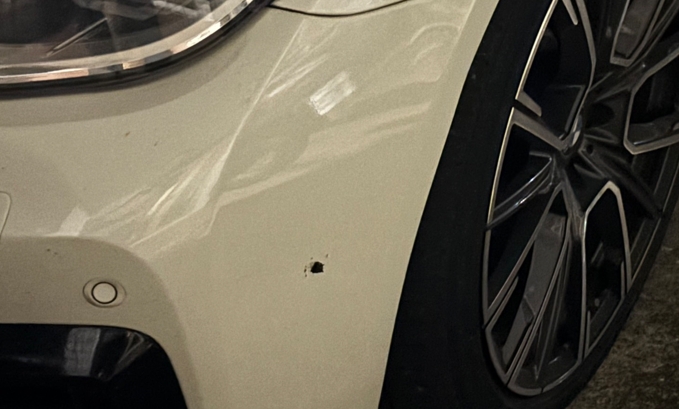 北市夜晚槍響，BMW拒檢竟開車衝撞。圖為車身上彈孔畫面。（警方提供）