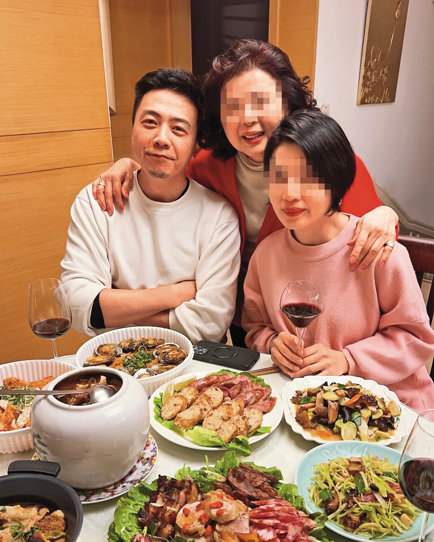 廖錦德（左）今年除夕夜與媽媽（中）吃年夜飯，卻不見廖峻身影。（翻攝自錦德IG）