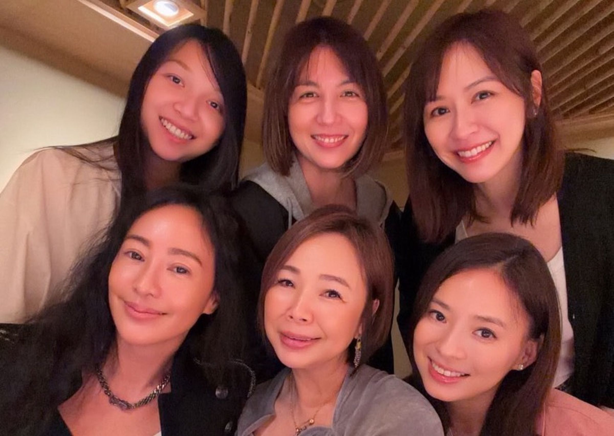 蔡依珊(後排右)、關穎(前排左)與一票好友相約聚餐,6人開心留下合照。(翻攝蔡依珊IG)