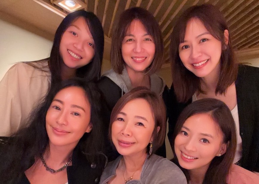 蔡依珊(後排右)、關穎(前排左)與一票好友相約聚餐,6人開心留下合照。(翻攝蔡依珊IG)