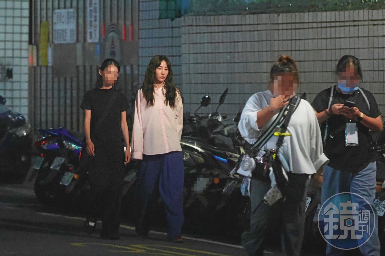 9/2 21:00 鳳小岳先下班,曾莞婷(右)和助理走進附近廟裡換裝,換另一套戲服再回片場補拍