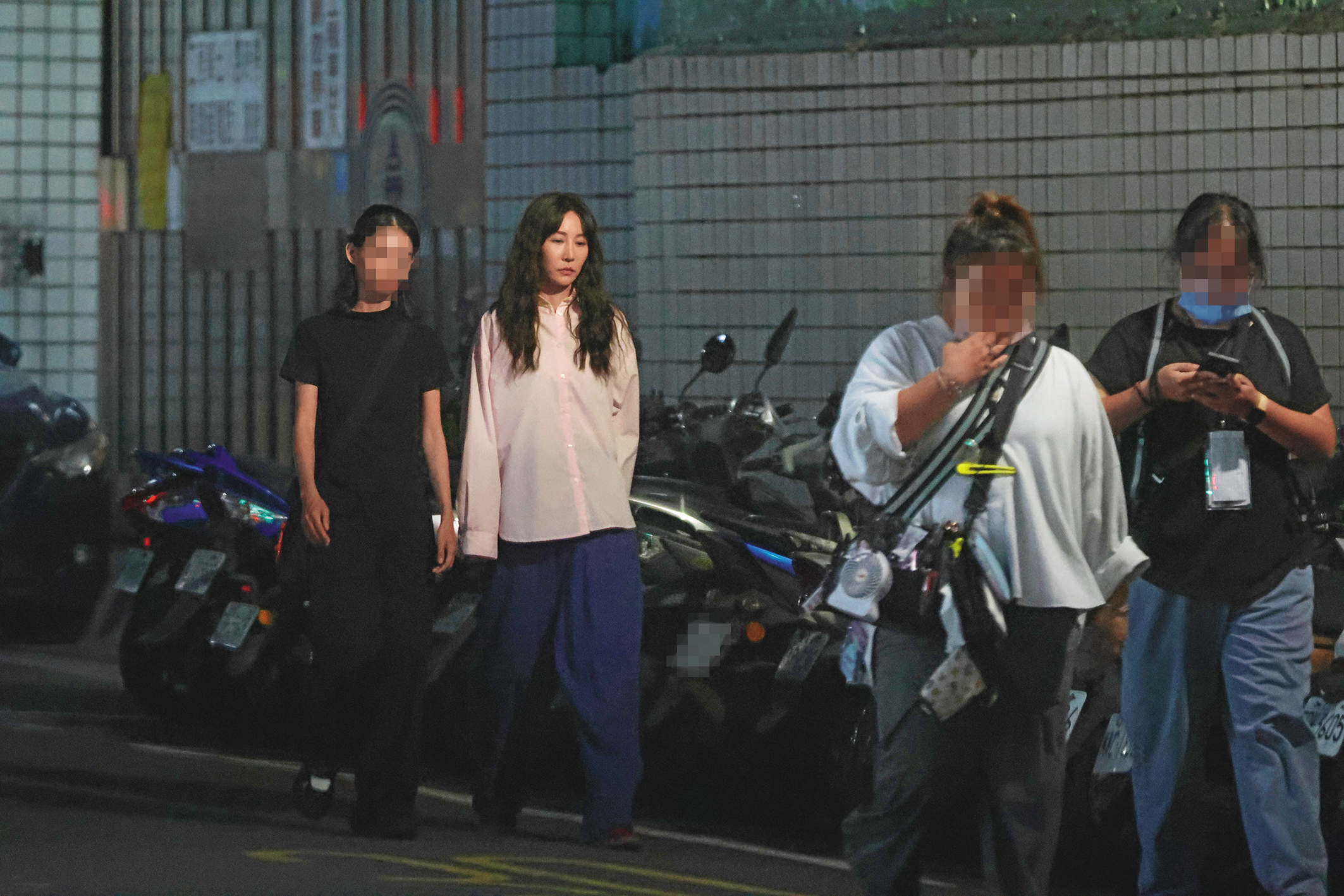 9/2 21：00 鳳小岳先下班，曾莞婷（右）和助理走進附近廟裡換裝，換另一套戲服再回片場補拍。