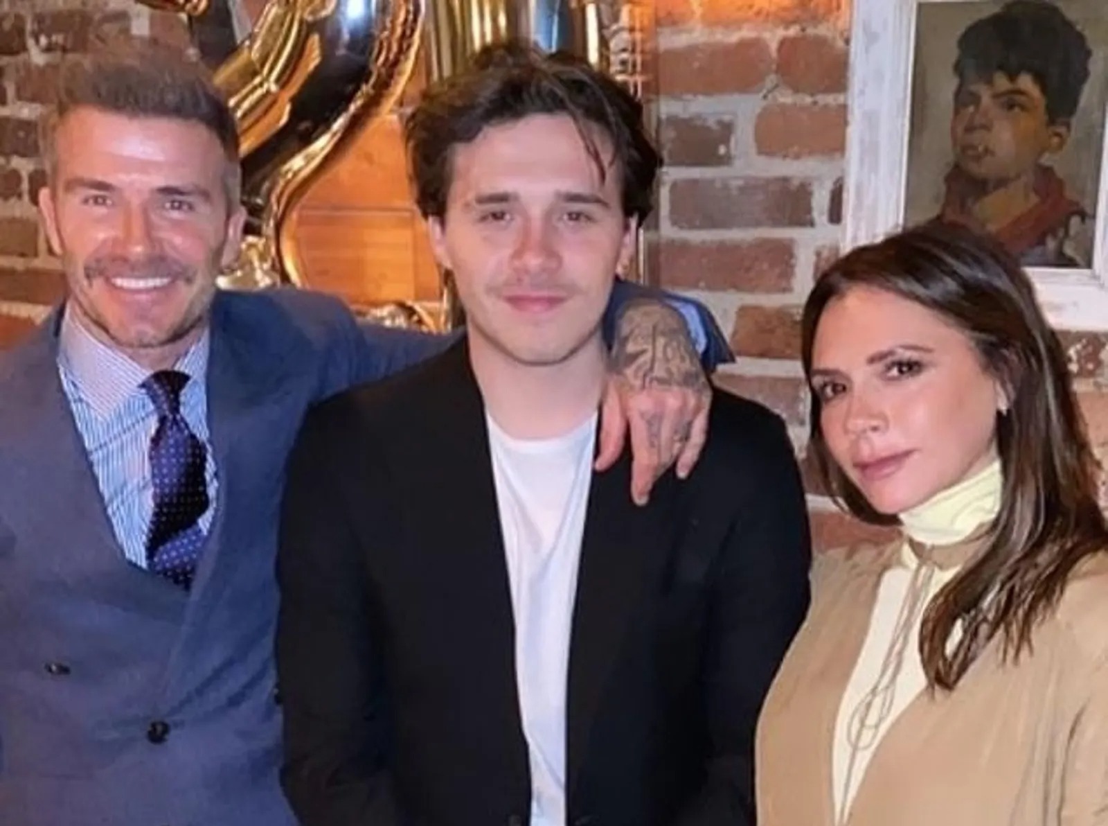 貝克漢（左）和維多利亞（右）與長子布魯克林（中）的親子關係引人關注。（翻攝victoriabeckham IG）