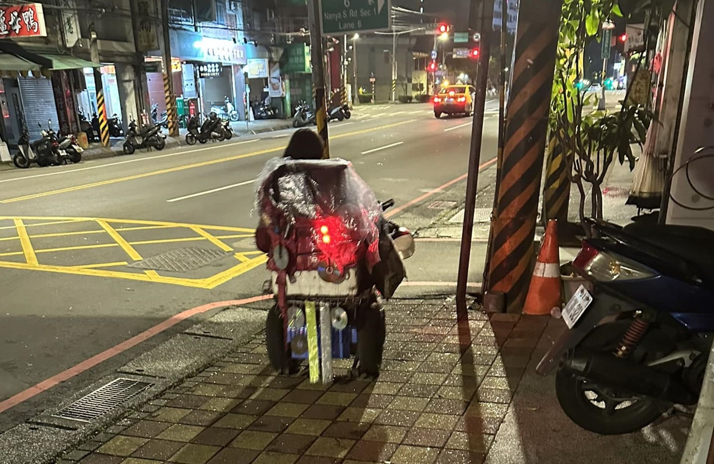腦麻外送員奮力工作的背影,令許多網友相當感動。(翻攝自串癮燒烤臉書粉專)