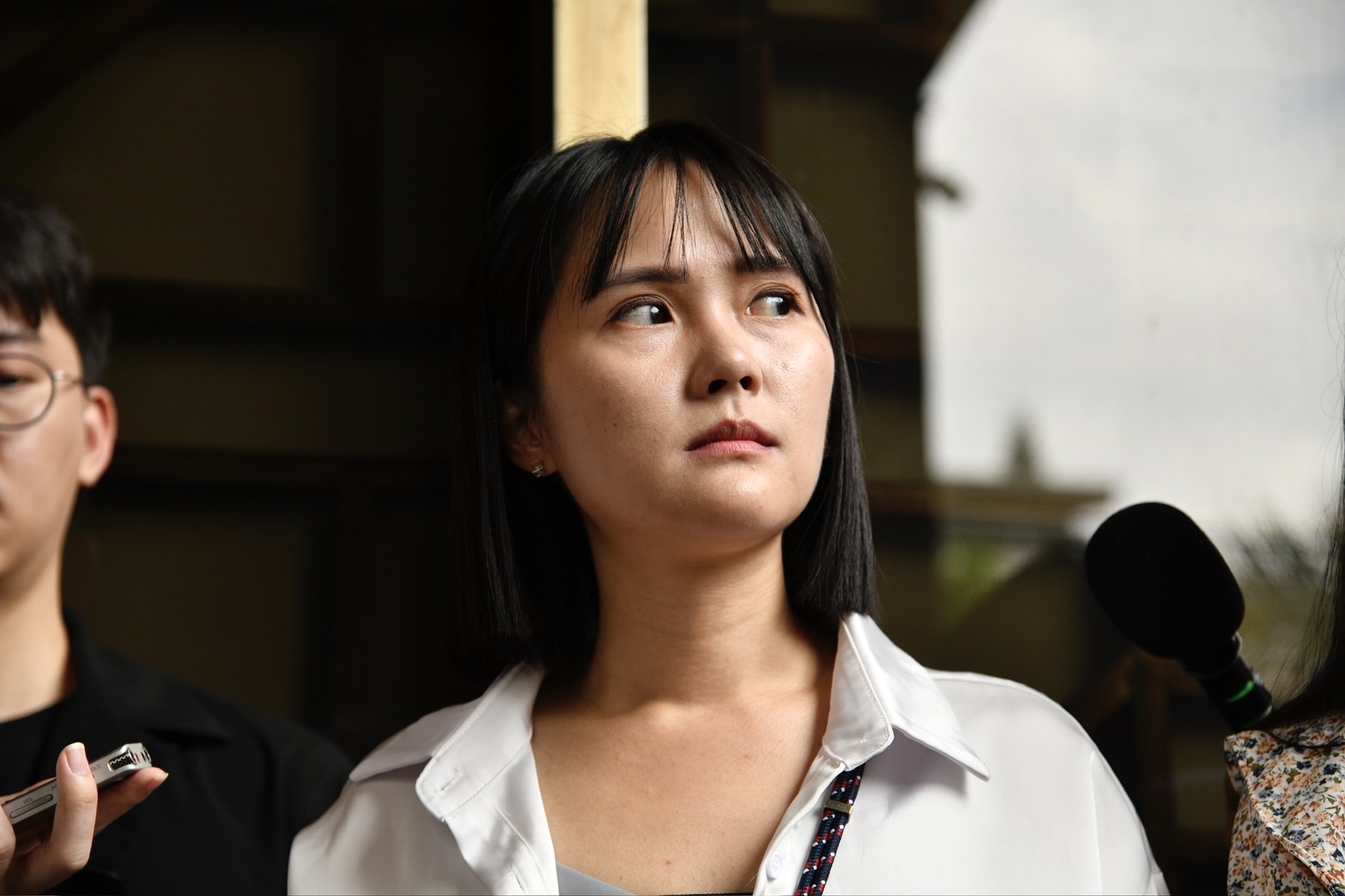 民眾黨發言人吳怡萱表示，今早檢調突然到台玻大樓的木可公關進行搜查，大家全力配合，故對端木正的提告延後。