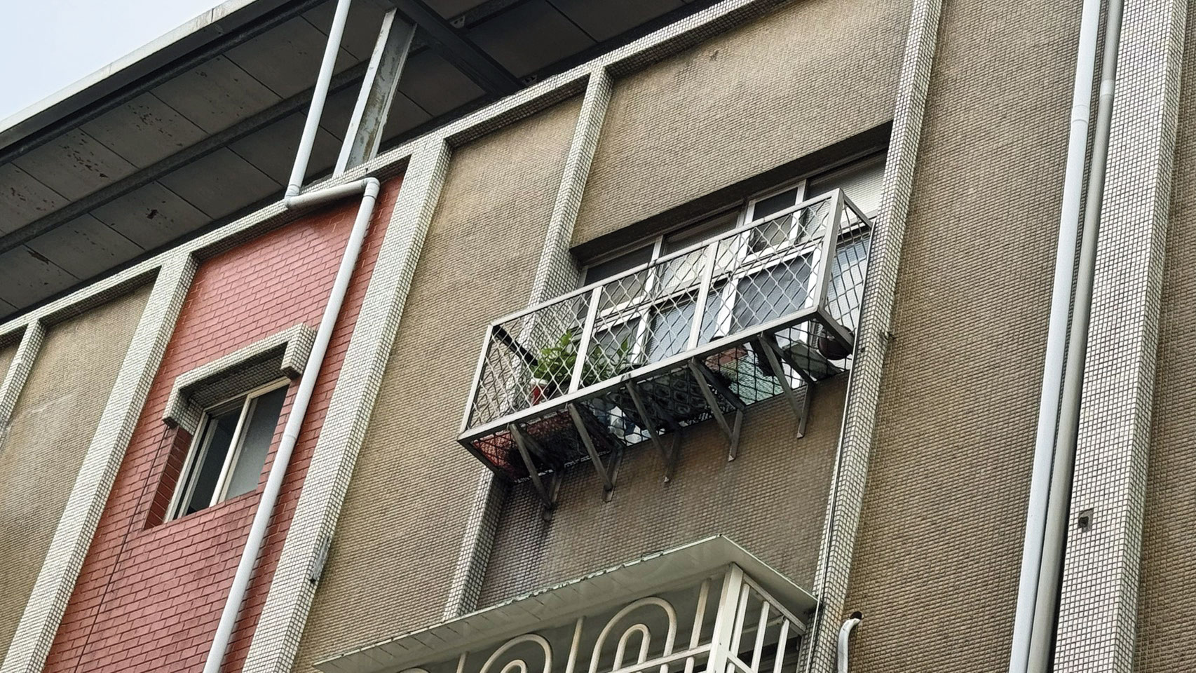 廖姓夫妻為了兒子花光積蓄,沒錢買房,只能在新北蘆洲租屋居住。(翻攝畫面)