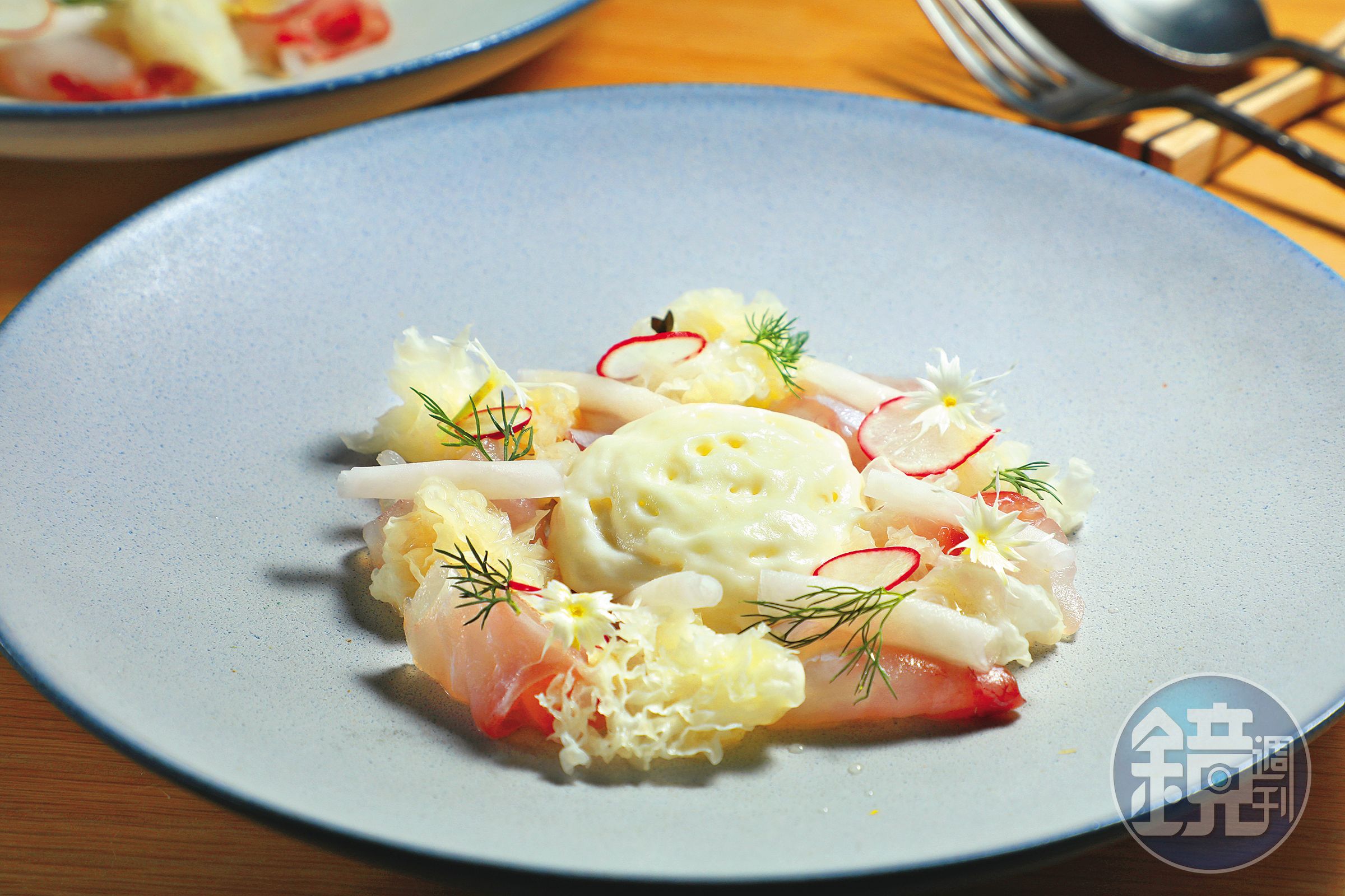 夏日新菜「Crudo」是以鯛魚、蔬菜、昆布油醋和大量起司組合的爽口滋味。