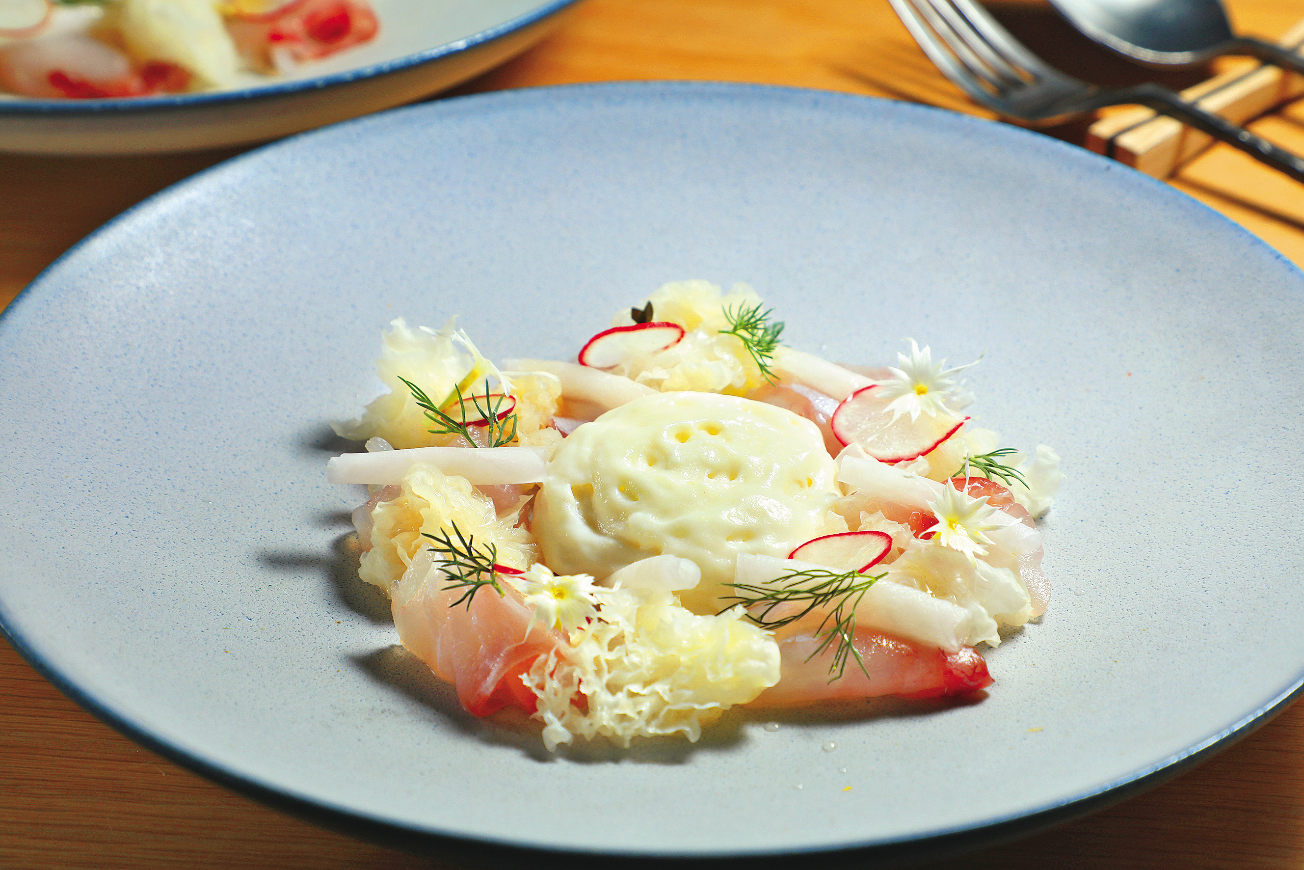 夏日新菜「Crudo」是以鯛魚、蔬菜、昆布油醋和大量起司組合的爽口滋味。