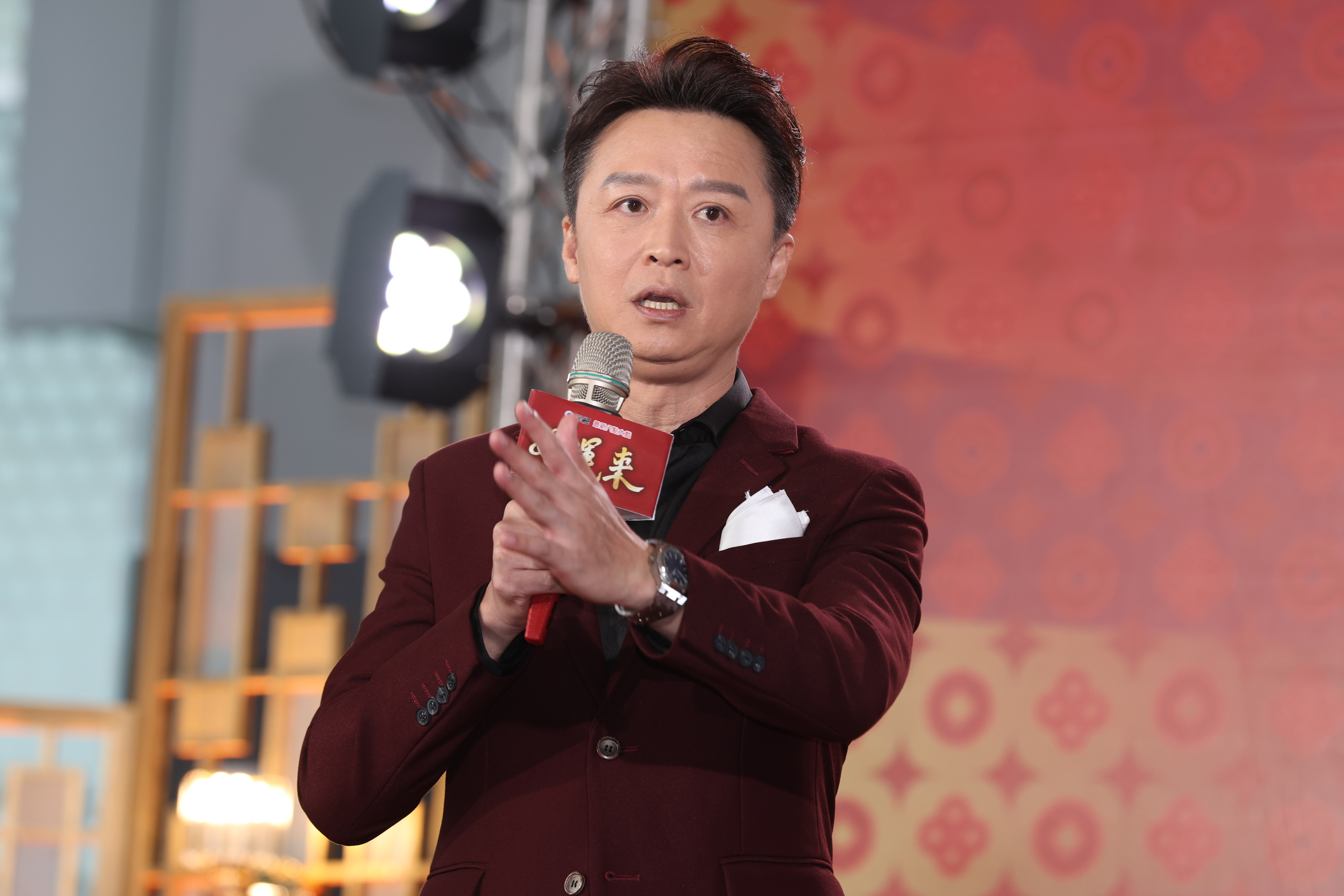 何豪傑兒子已經是大學生。