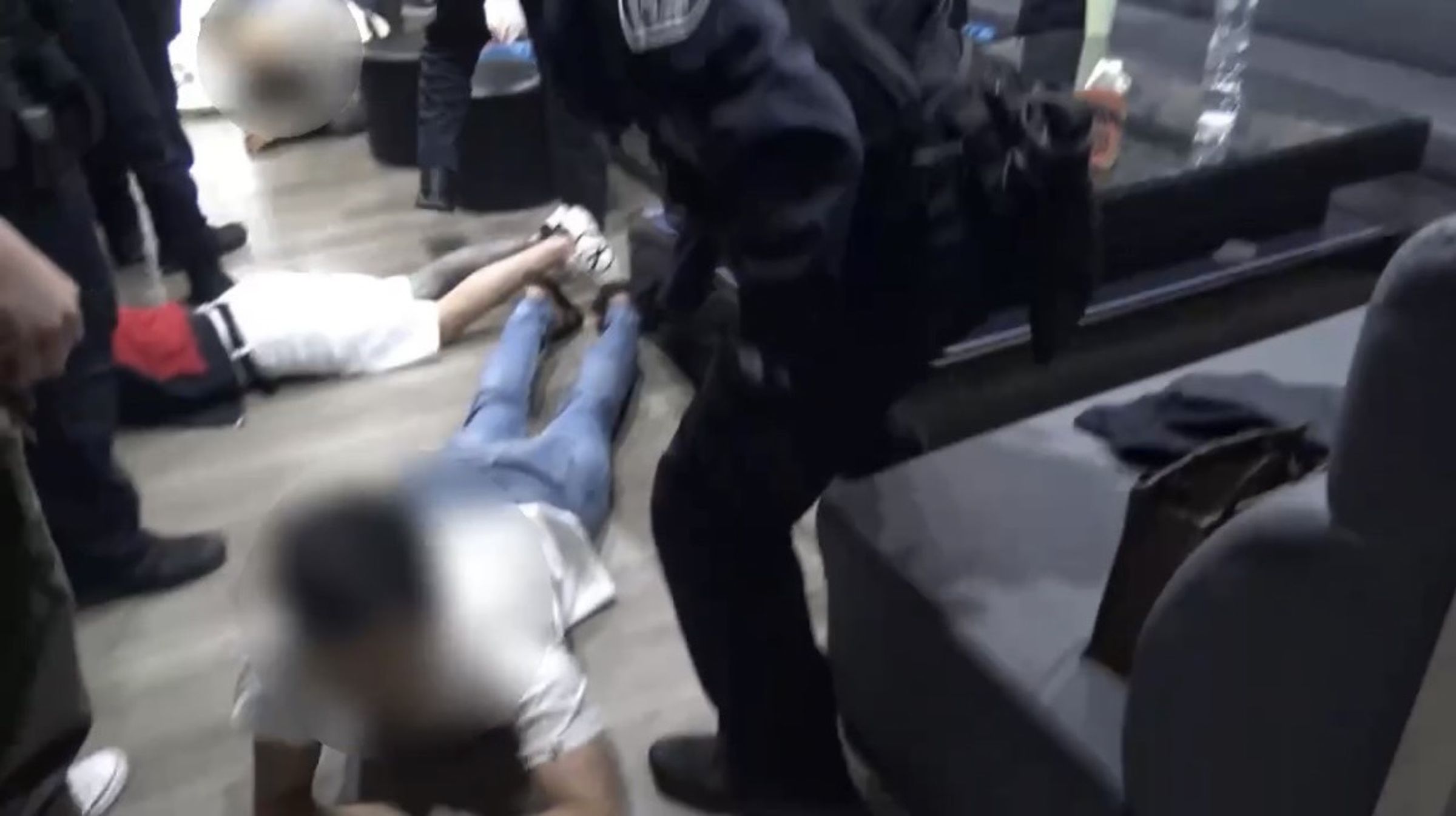 警方壓制車手。(翻攝畫面)