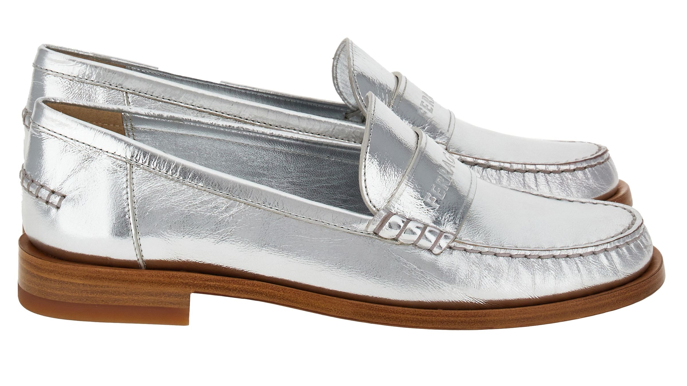 LOGO 壓紋銀色平底樂福鞋。NT$33,900（FERRAGAMO提供）
