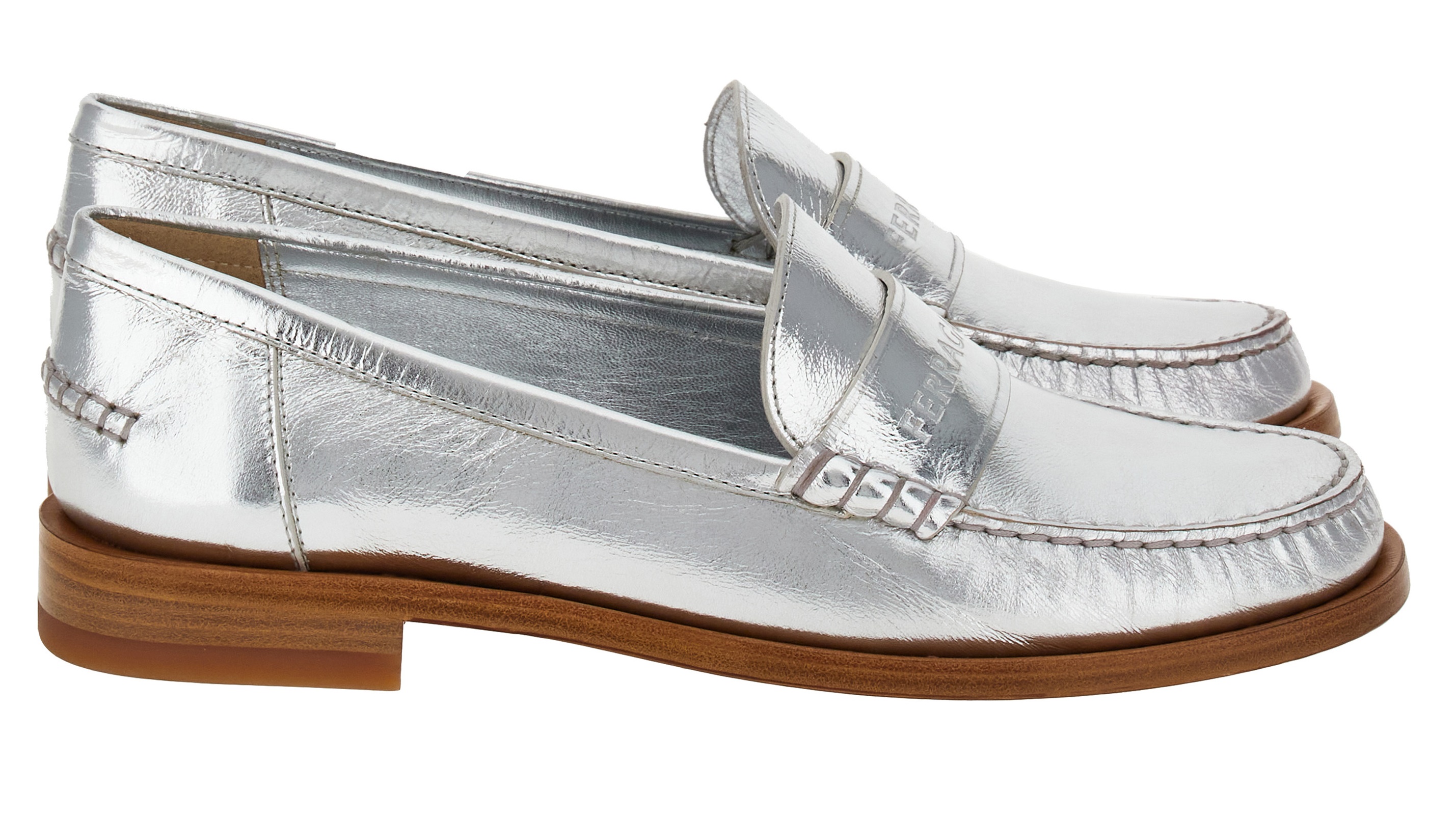 LOGO 壓紋銀色平底樂福鞋。NT$33,900(FERRAGAMO提供)