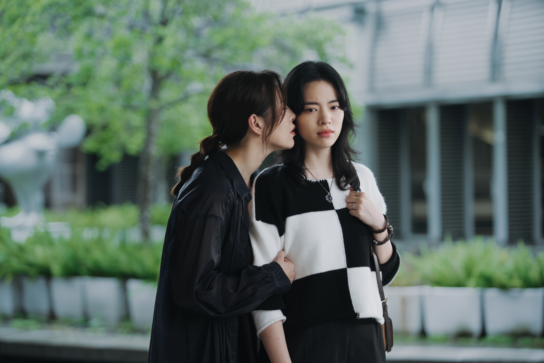 阿軒（圖右，陸夏飾）在Pony的助攻下，開啟了和卉芝（圖左，劉品言飾）的戀情。（紅杉娛樂提供）
