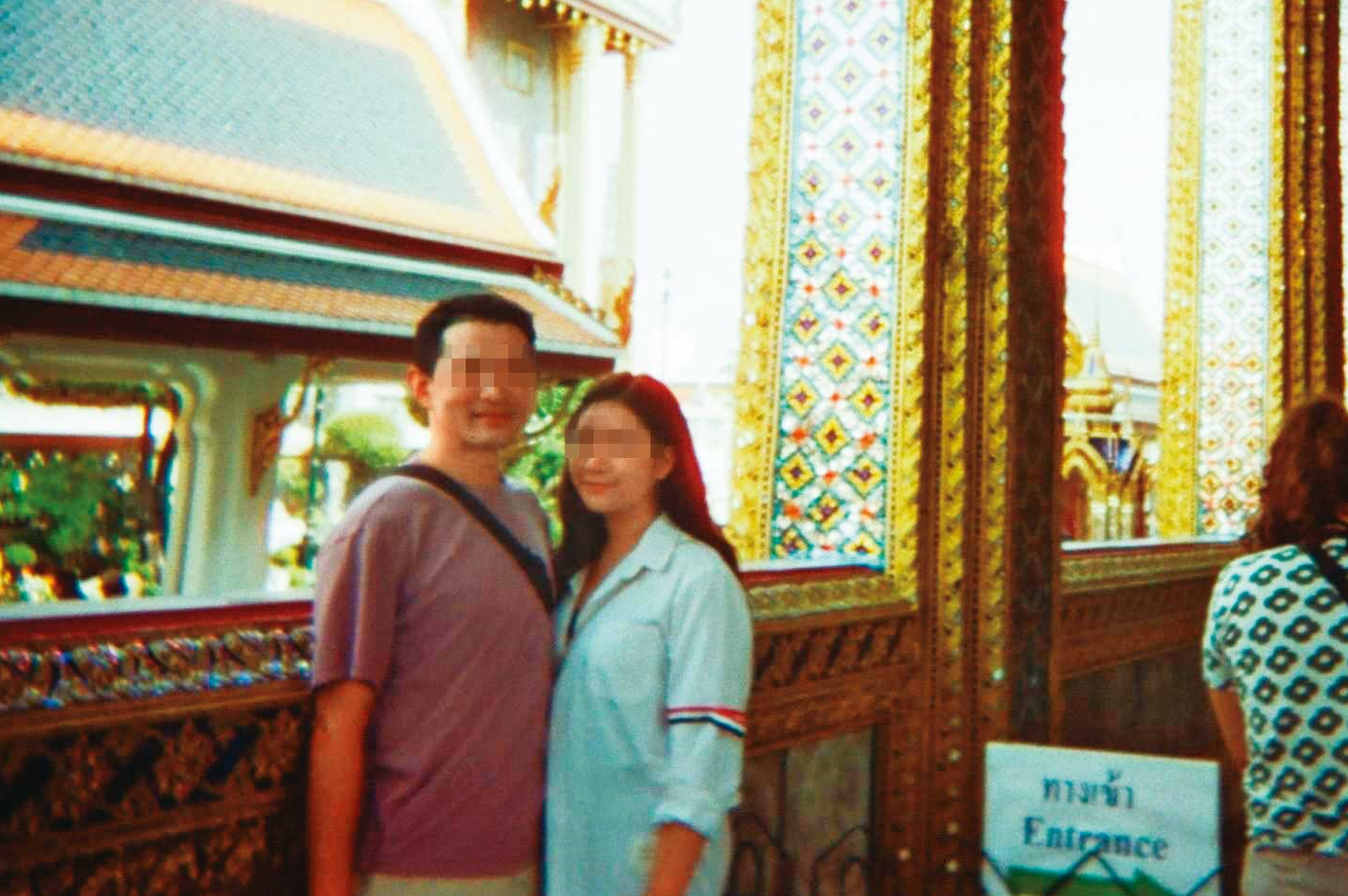 許女與K小姐老公同遊泰國留下合照，事後稱2人只是偶遇。（讀者提供）